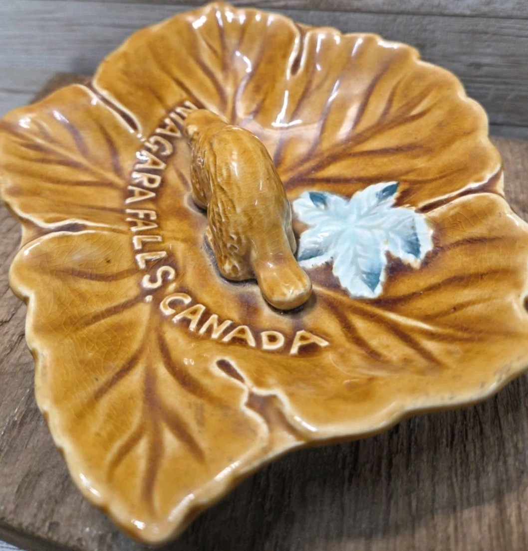 Vintage Niagra Falls Canada Leaf Shaped Trinket Ceramic Dish Beaver Japan