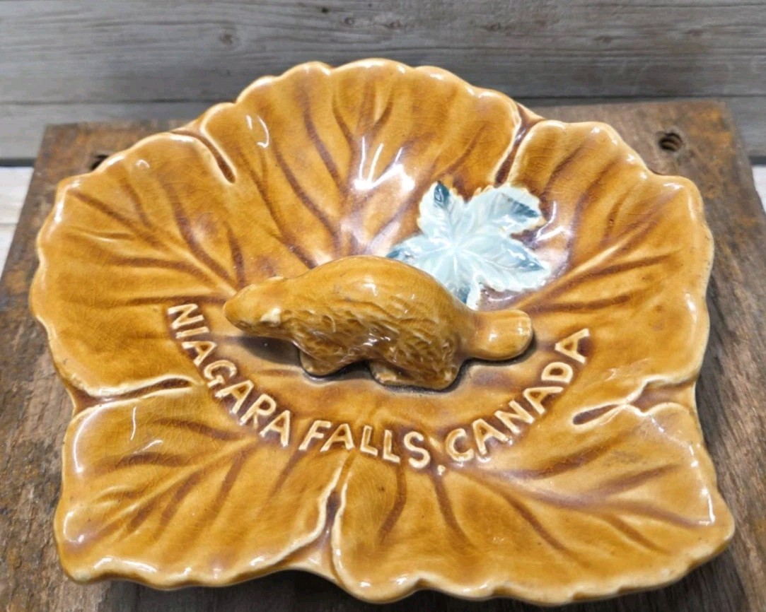 Vintage Niagra Falls Canada Leaf Shaped Trinket Ceramic Dish Beaver Japan