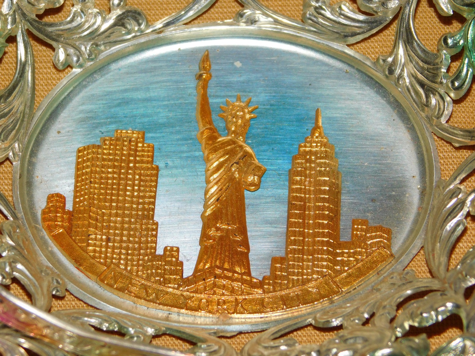 VINTAGE KT NEW YORK CITY STATUE OF LIBERTY EMPIRE STATE BLDG METAL HANDLED TRAY