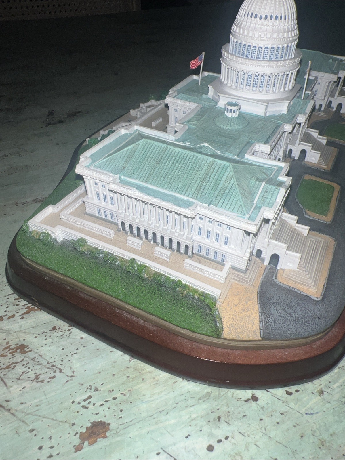 The Danbury Mint U.S. Capitol Great Buildings Sculpture 8 x 11″