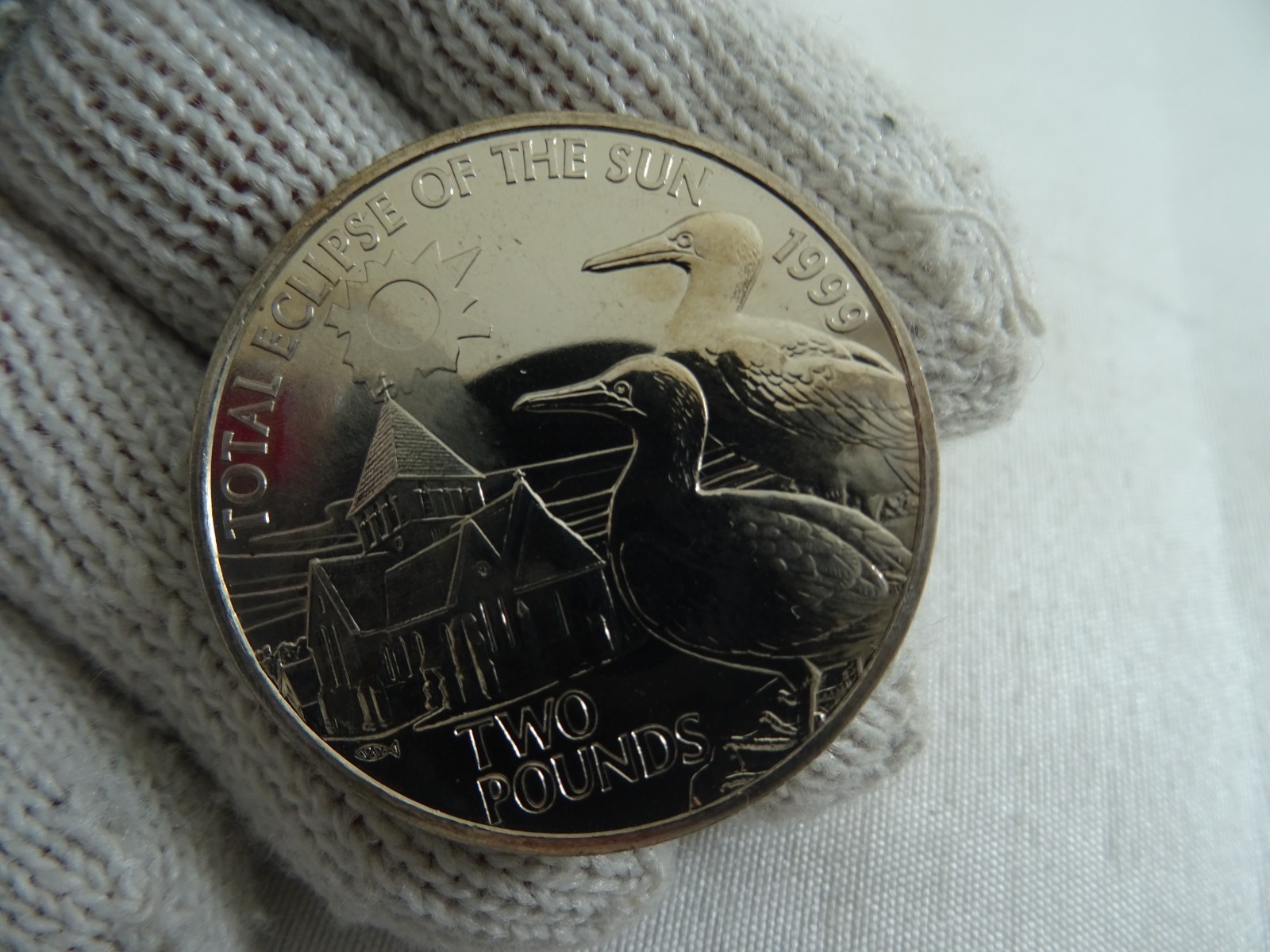 1999 UK Total Eclipse of the Sun Commemorative L2 Coin Silver uncirculated