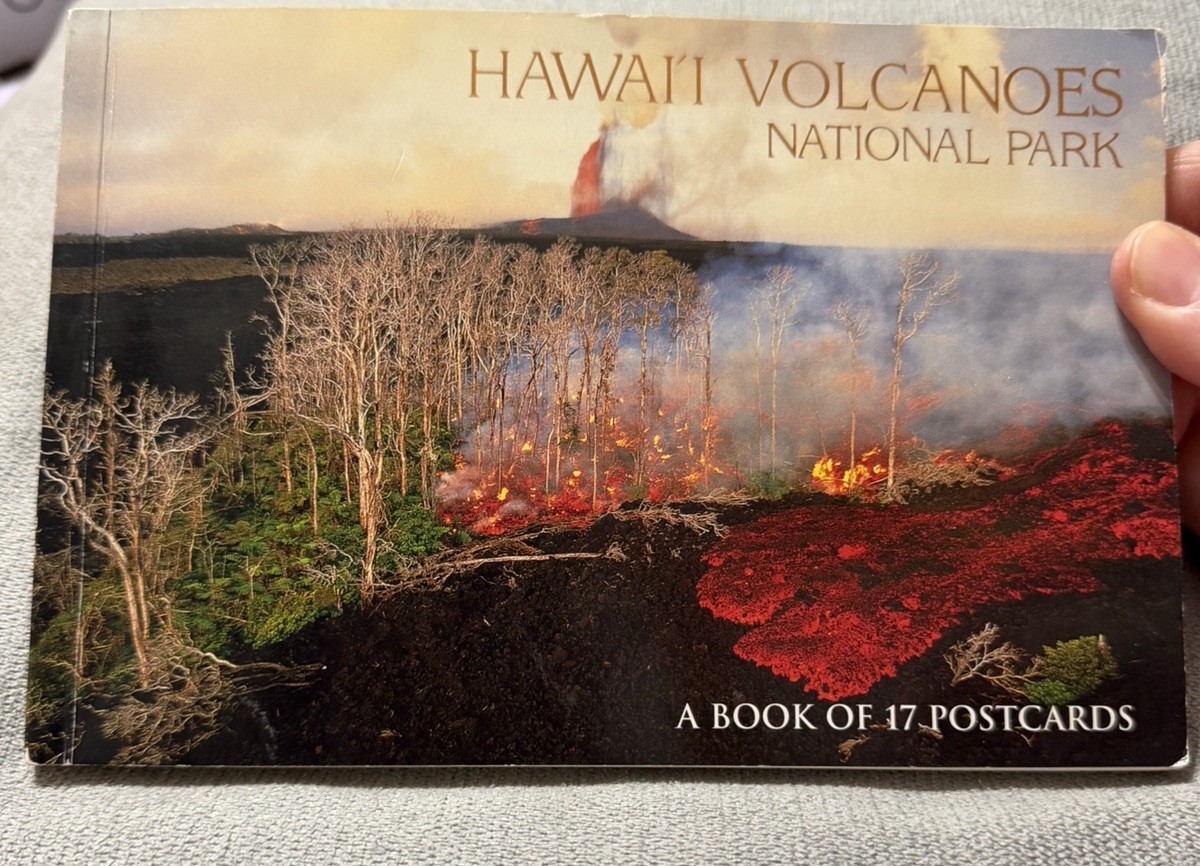 26 UNUSED Hawaii Postcards 17 in Volcano Book +9 in Nat’l Park sleeve