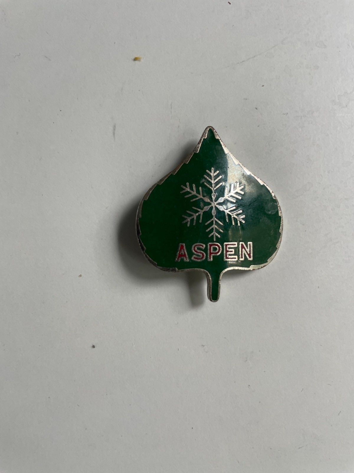 Vintage Aspen Colorado Ski Resort Enamel Lapel Pin Snowflake Leaf Souvenir NEW