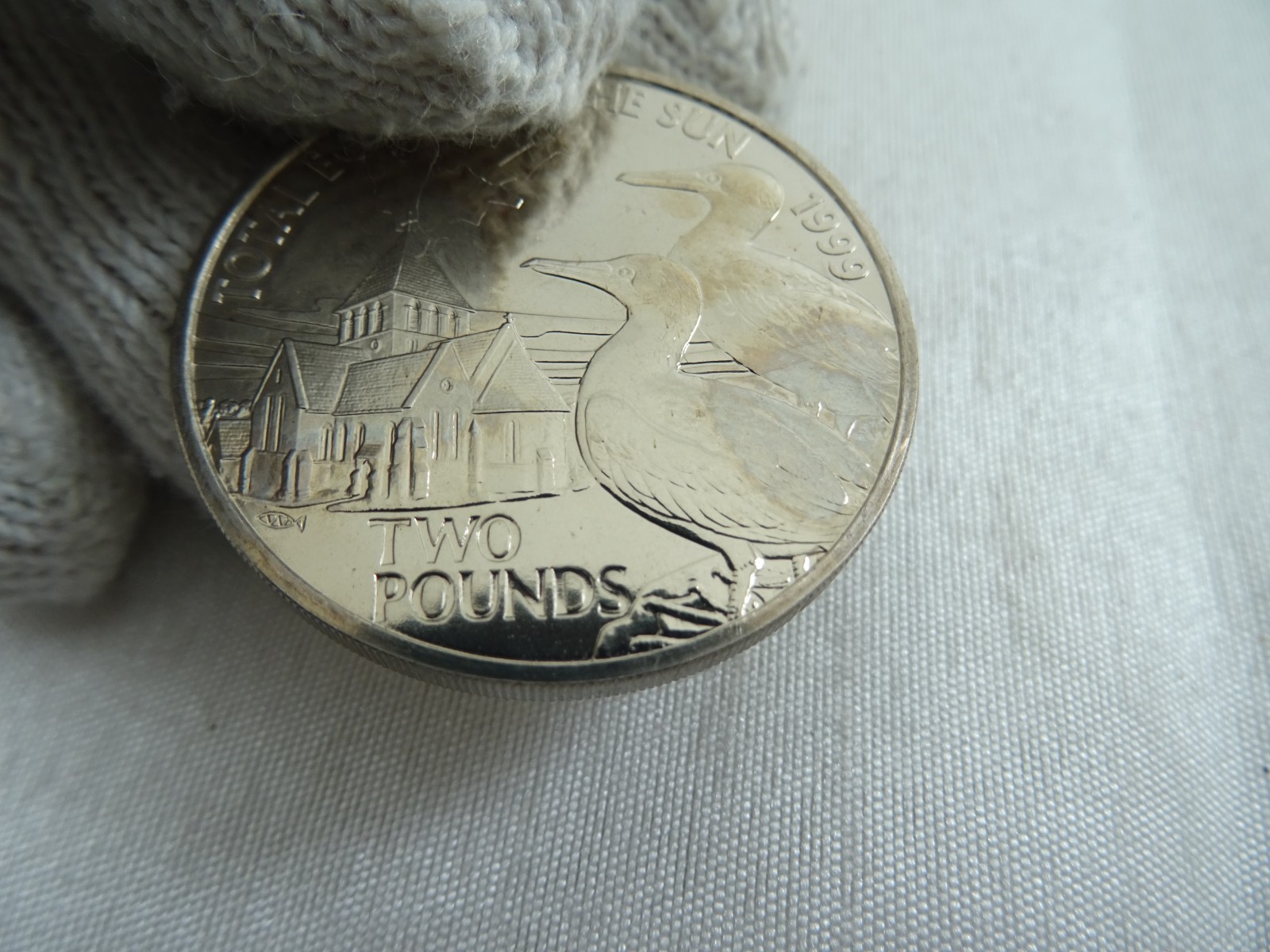 1999 UK Total Eclipse of the Sun Commemorative L2 Coin Silver uncirculated