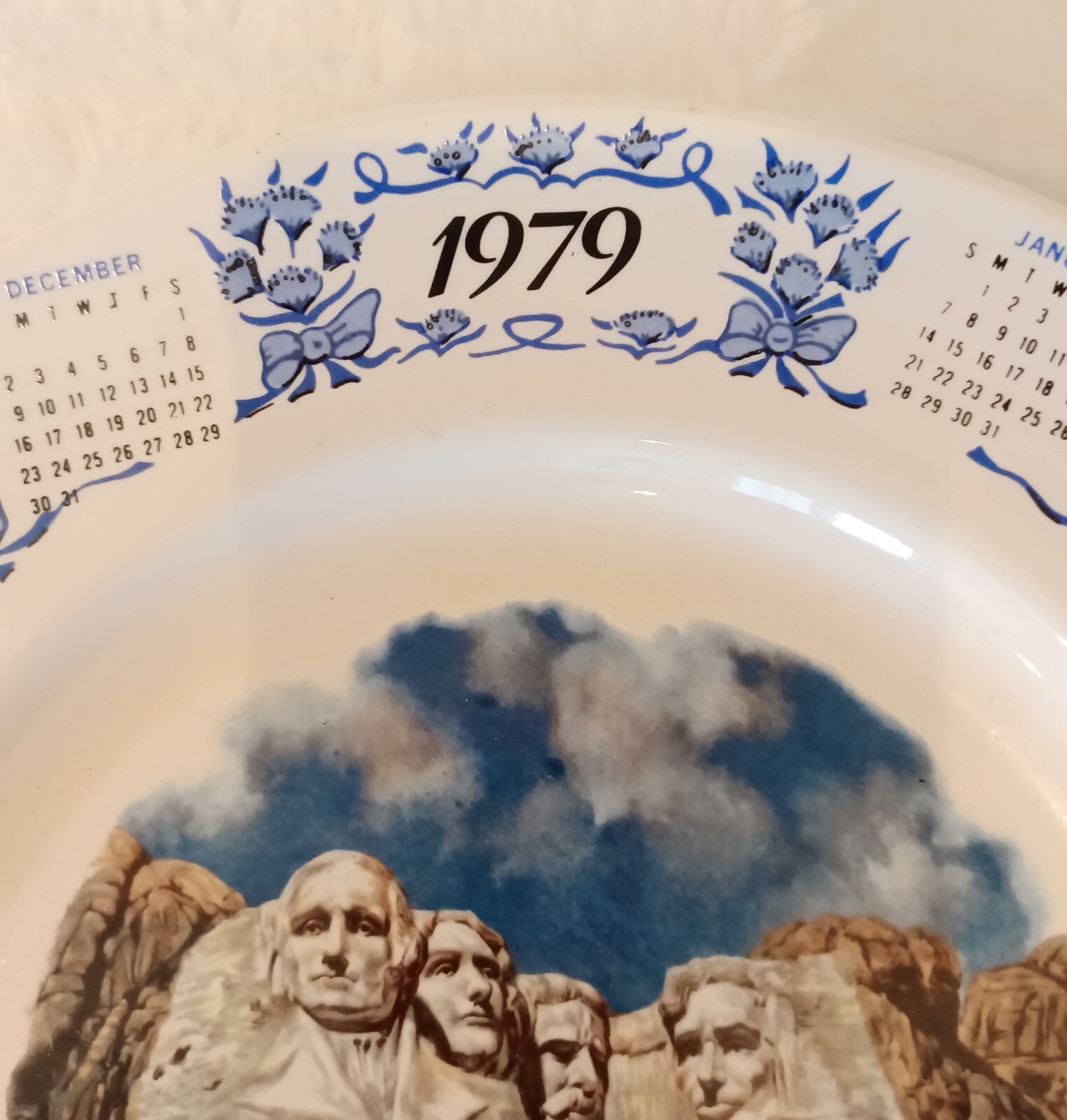 VINTAGE MT RUSHMORE South Dakota SD State SOUVENIR 1979 Calendar Plate 10 3/8″