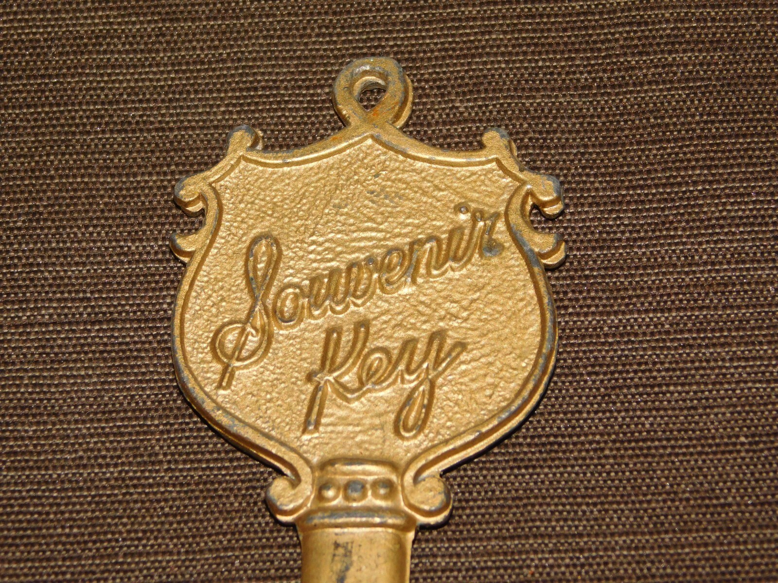 VINTAGE 6 1/2″ HIGH SOUVENIR KEY NEW YORK CITY METAL THERMOMETER