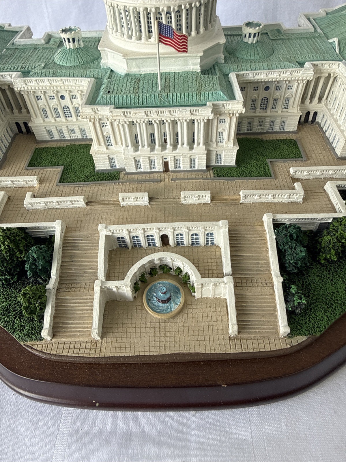 The Danbury Mint U.S. Capitol Great Buildings Sculpture 8 x 11″ READ