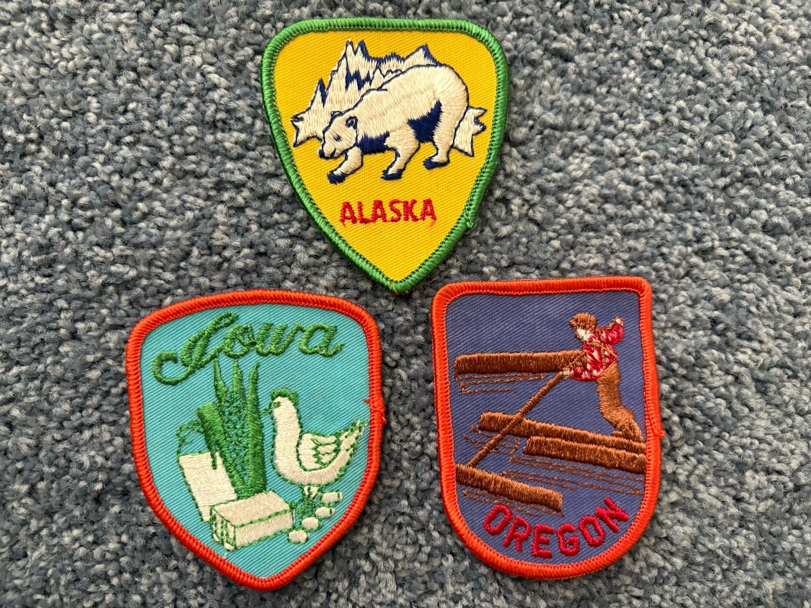 Lot of 3 UNUSED Vintage Travel / Souvenir Patches ALASKA IOWA OREGON hat jacket