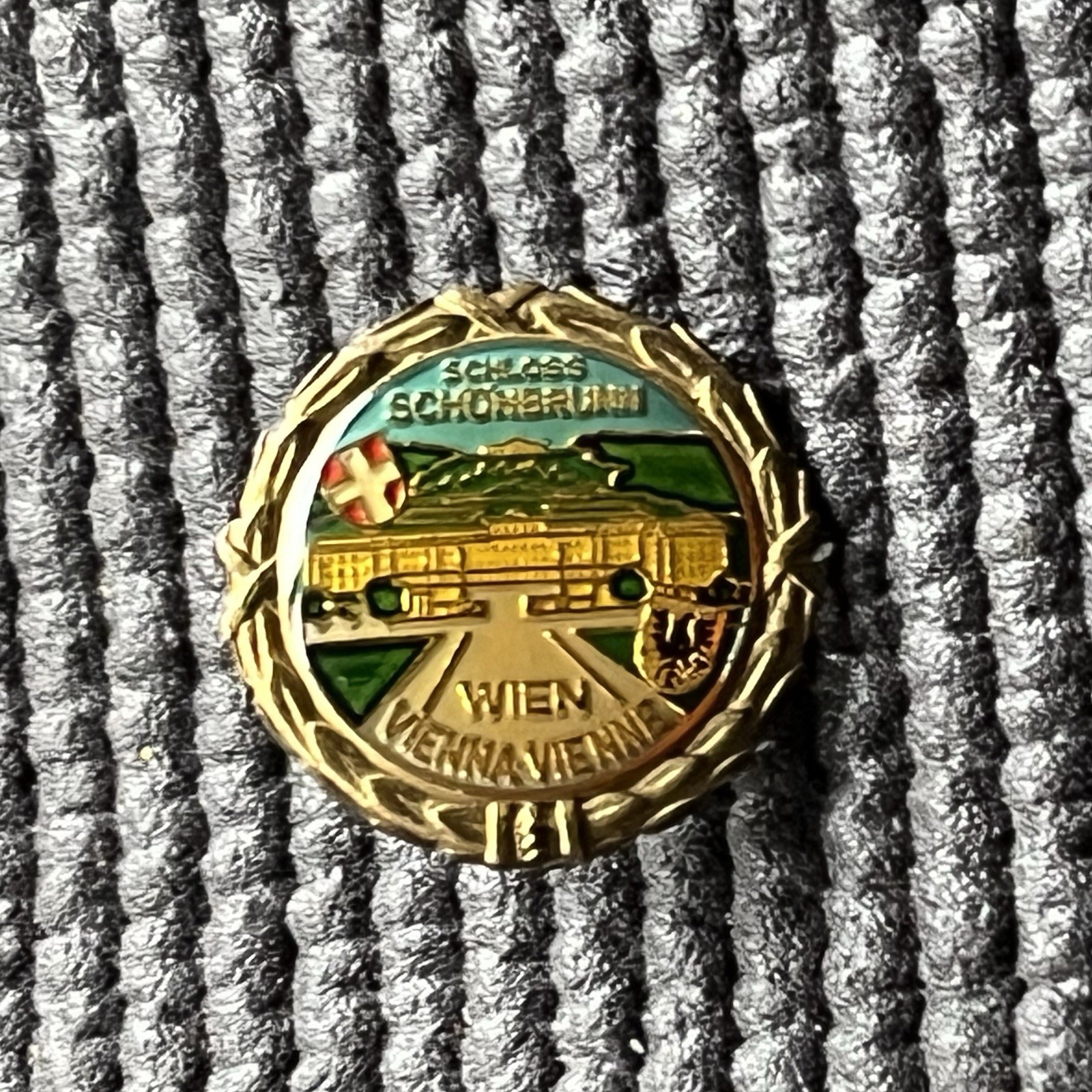 Vtg Vienna Austria Lapel Pin Schloss Schönbrunn P6761