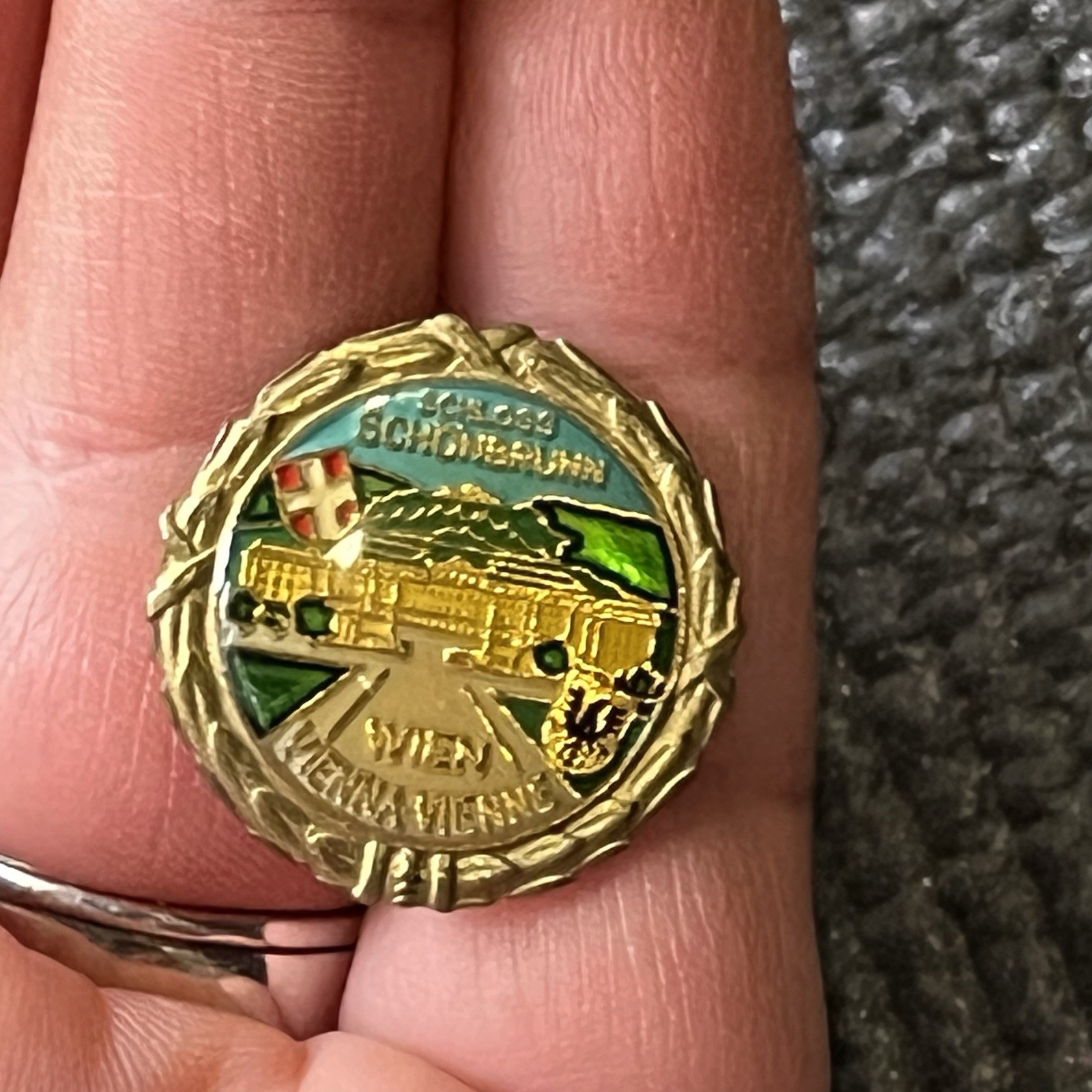 Vtg Vienna Austria Lapel Pin Schloss Schönbrunn P6761