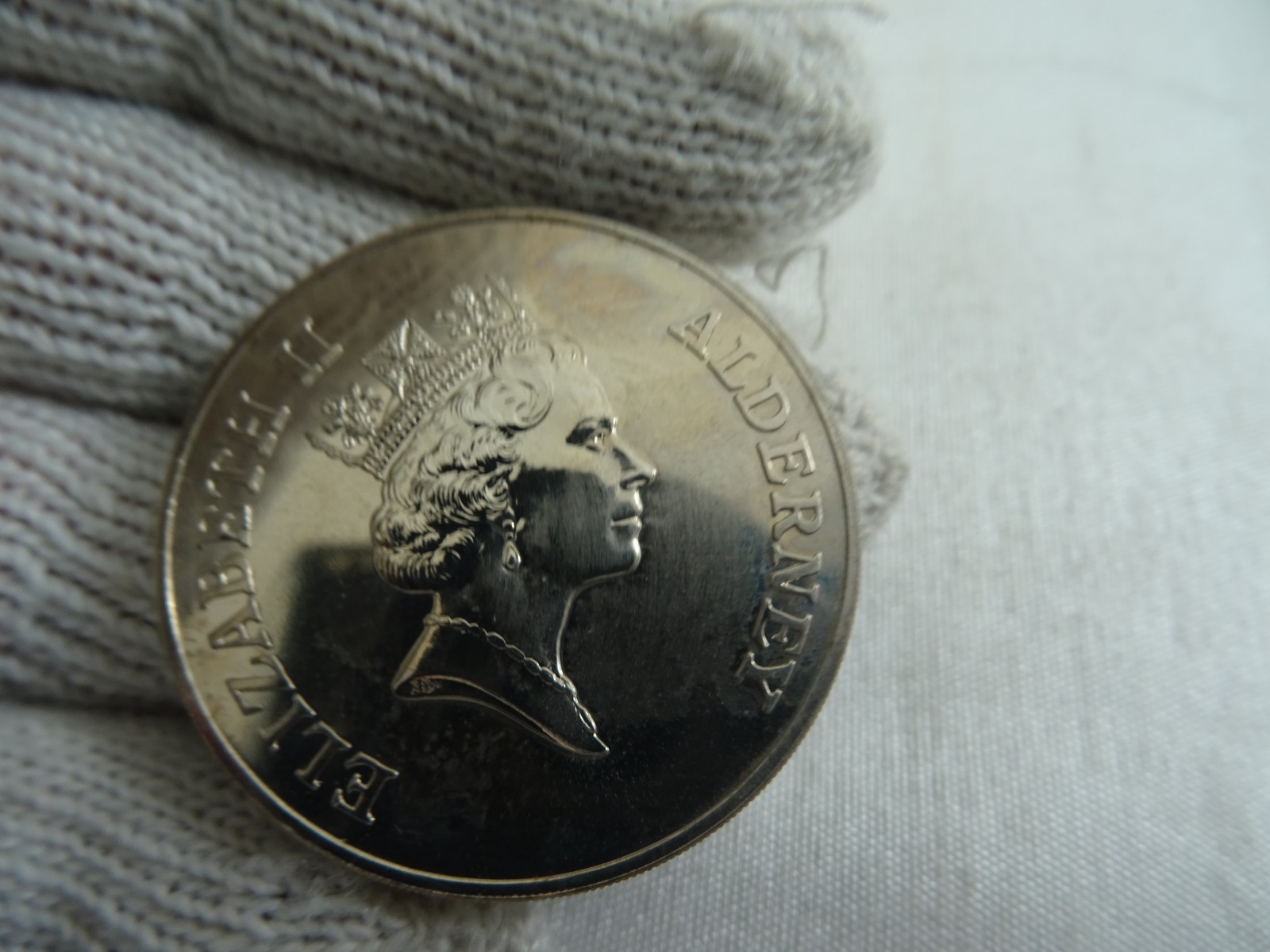1999 UK Total Eclipse of the Sun Commemorative L2 Coin Silver uncirculated