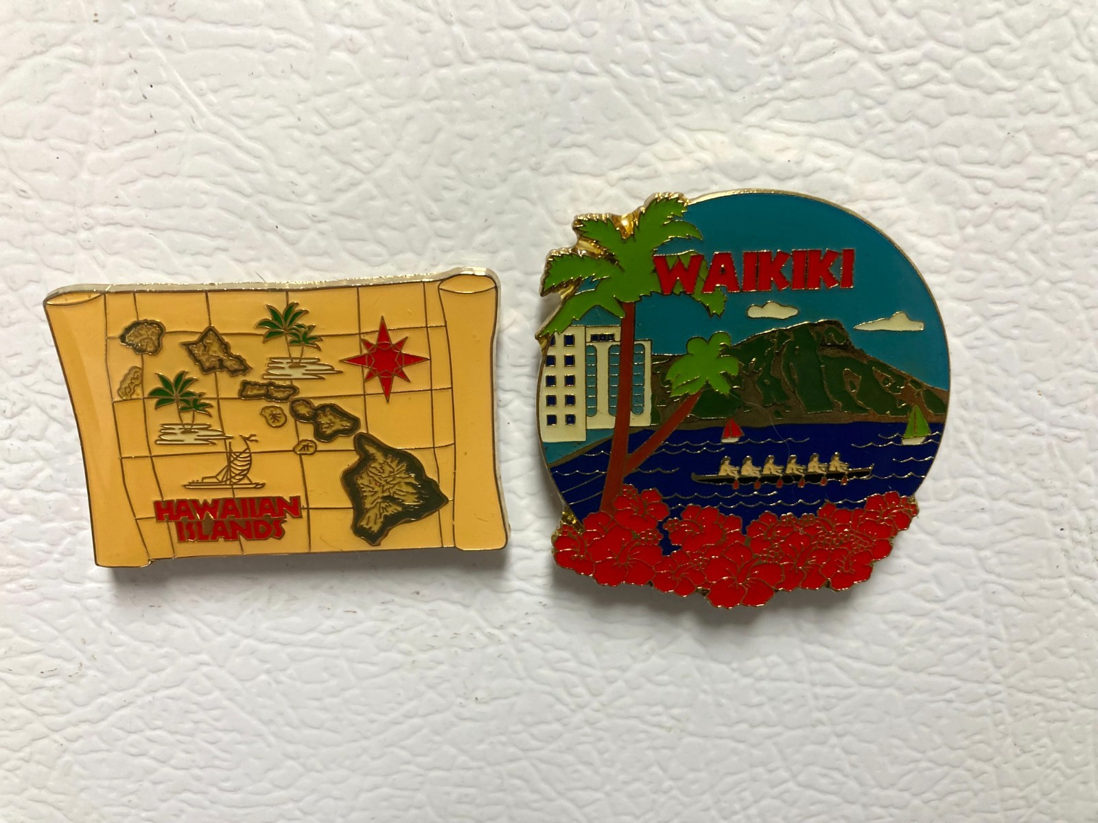 2 Metal Hawaiian Souvenir Fridge Magnets Hawaiian Islands & Waikiki Unbranded VG