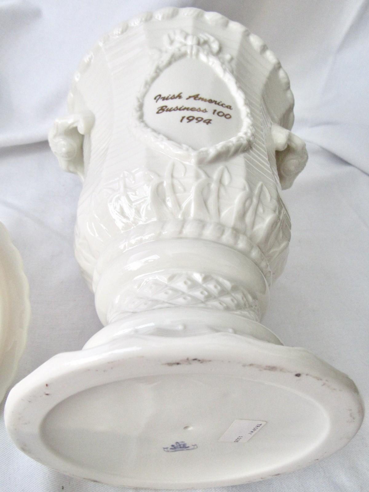 Belleek Ireland 1994 Irish America Business 100 Lidded Urn Trophy 12″ Pristine