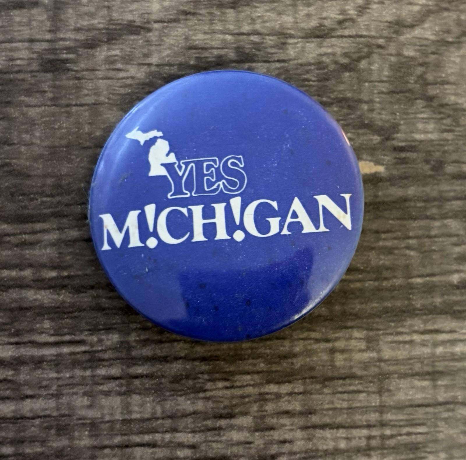 Vintage YES MICHIGAN Travel Campaign Souvenir PINBACK BUTTON