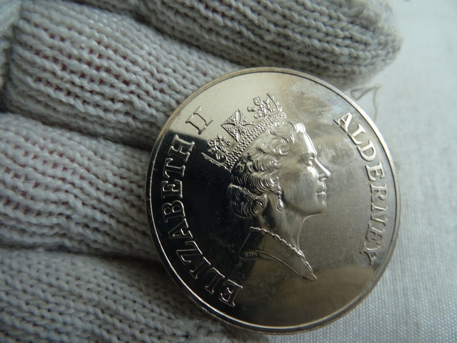 1999 UK Total Eclipse of the Sun Commemorative L2 Coin Silver uncirculated