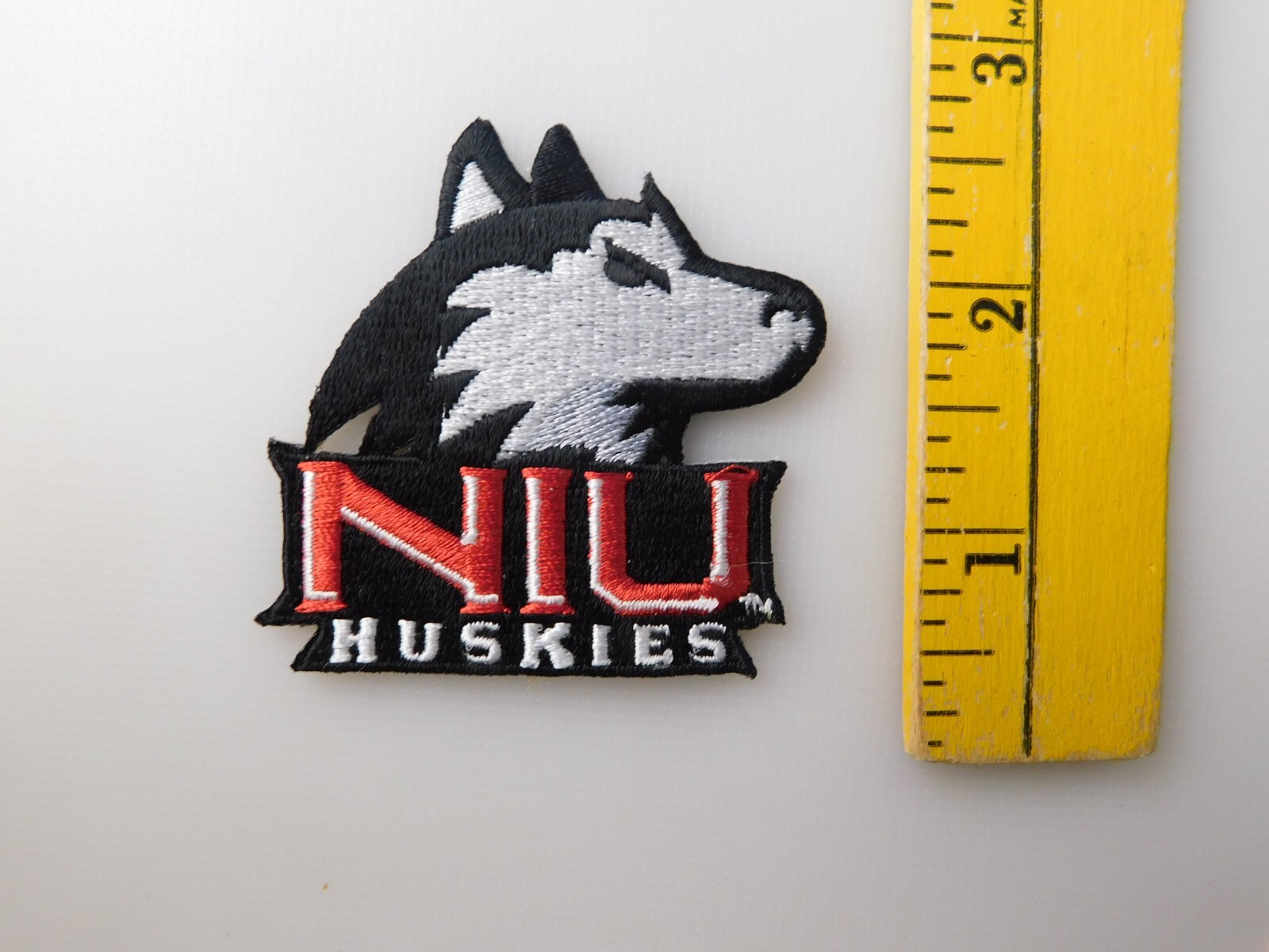 NIU HUSKIES NORTHERN ILLINOIS UNIVERSITY FOOTBALL PATCH SCHOOL SPORTS SOUVENIR