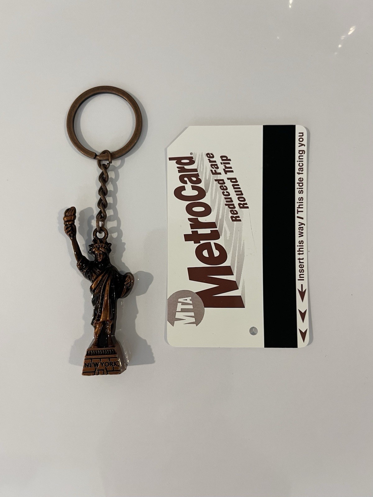 Statue of Liberty Keychain & NYC MetroCard Souvenir New York City (USA)