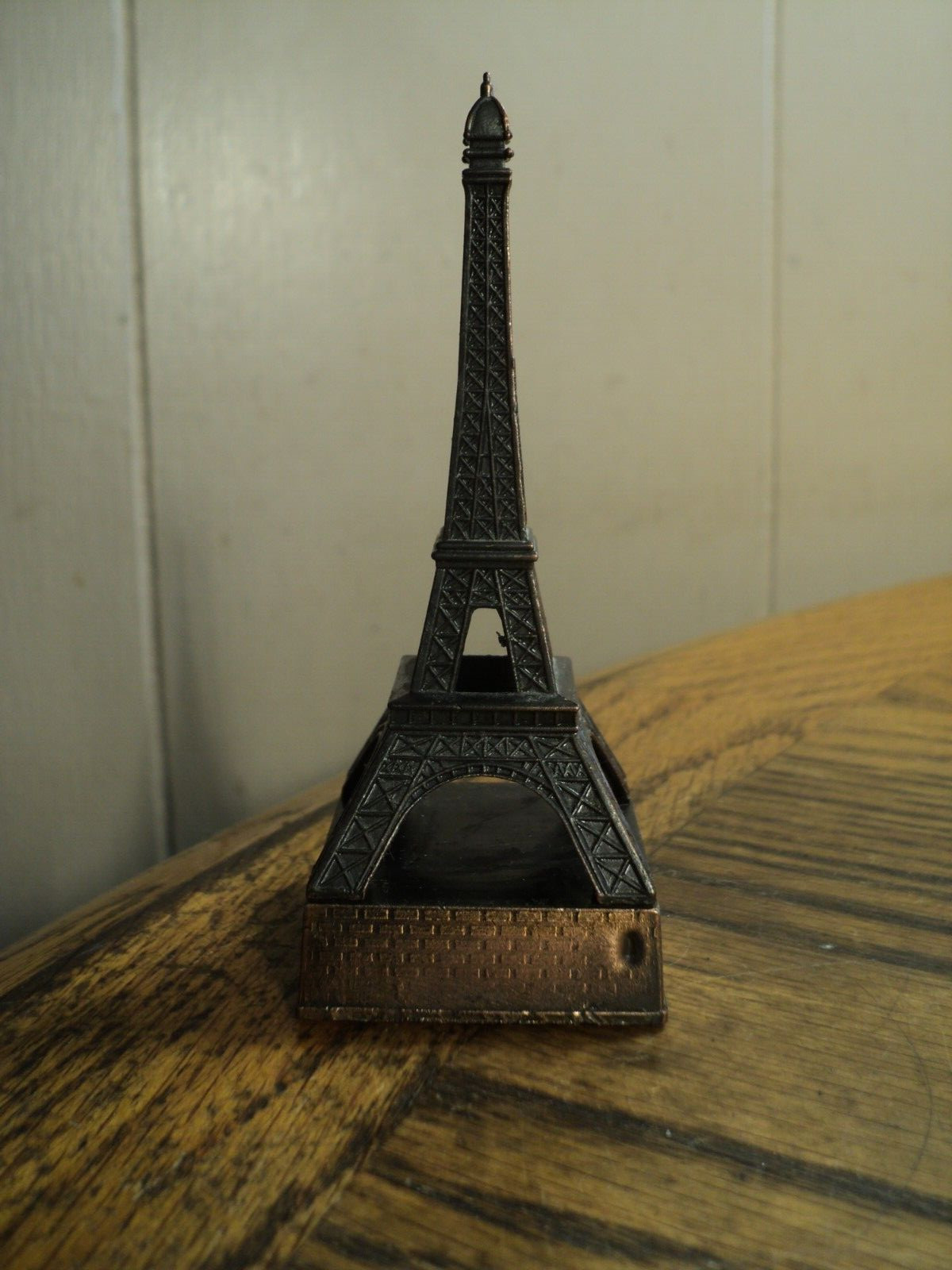 Vintage Unbranded Eiffel Tower Pencil Sharpener – 3-15/16″ Tall China