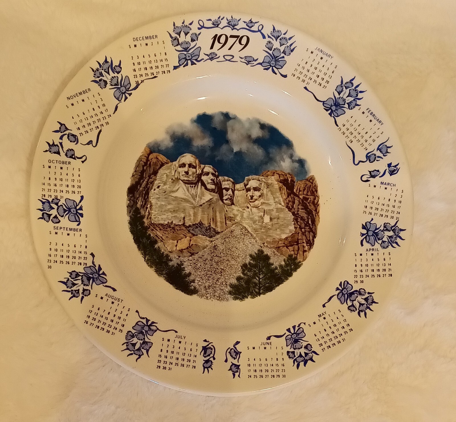VINTAGE MT RUSHMORE South Dakota SD State SOUVENIR 1979 Calendar Plate 10 3/8″