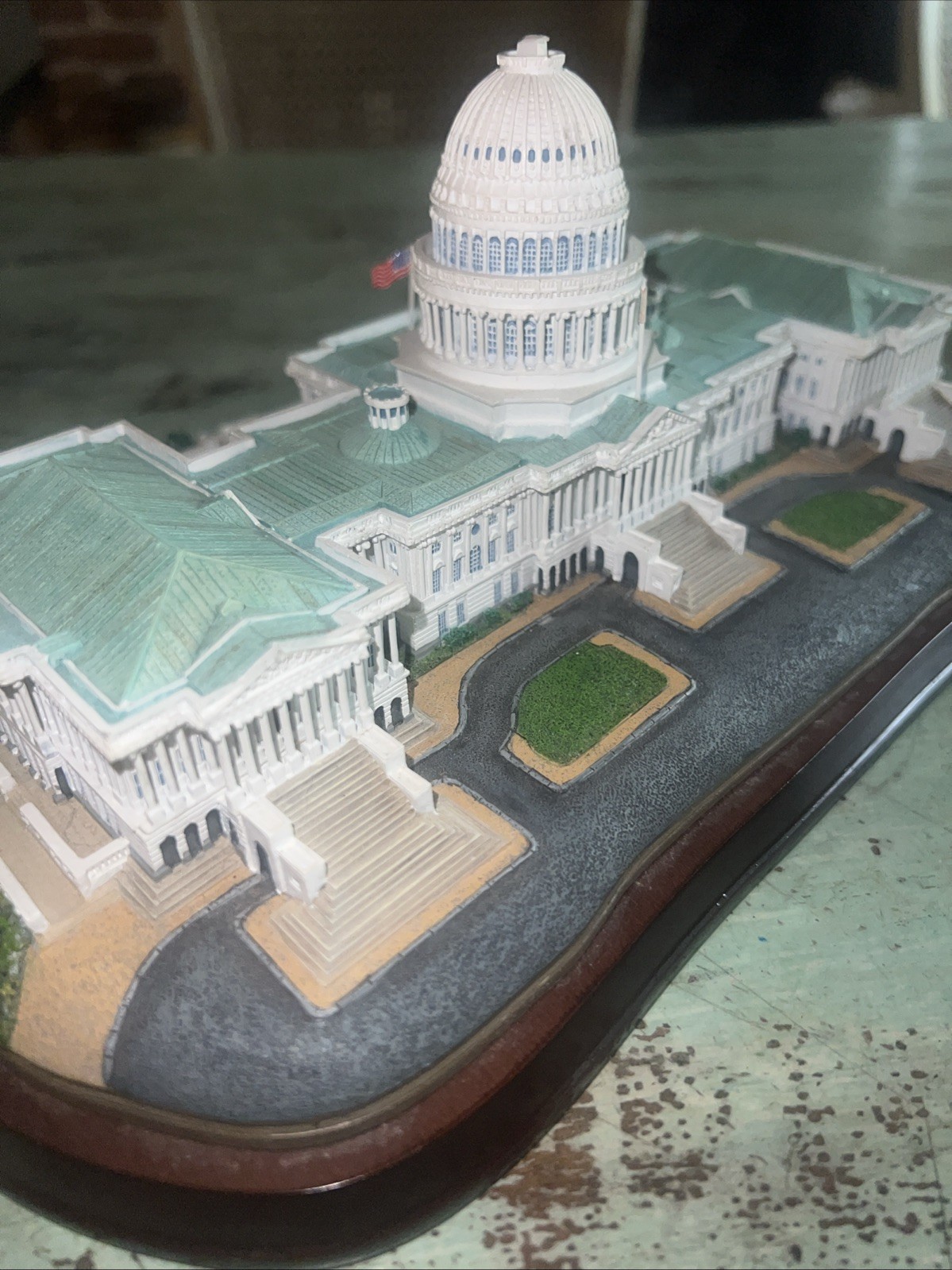The Danbury Mint U.S. Capitol Great Buildings Sculpture 8 x 11″