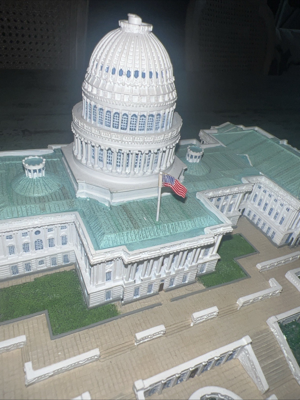 The Danbury Mint U.S. Capitol Great Buildings Sculpture 8 x 11″