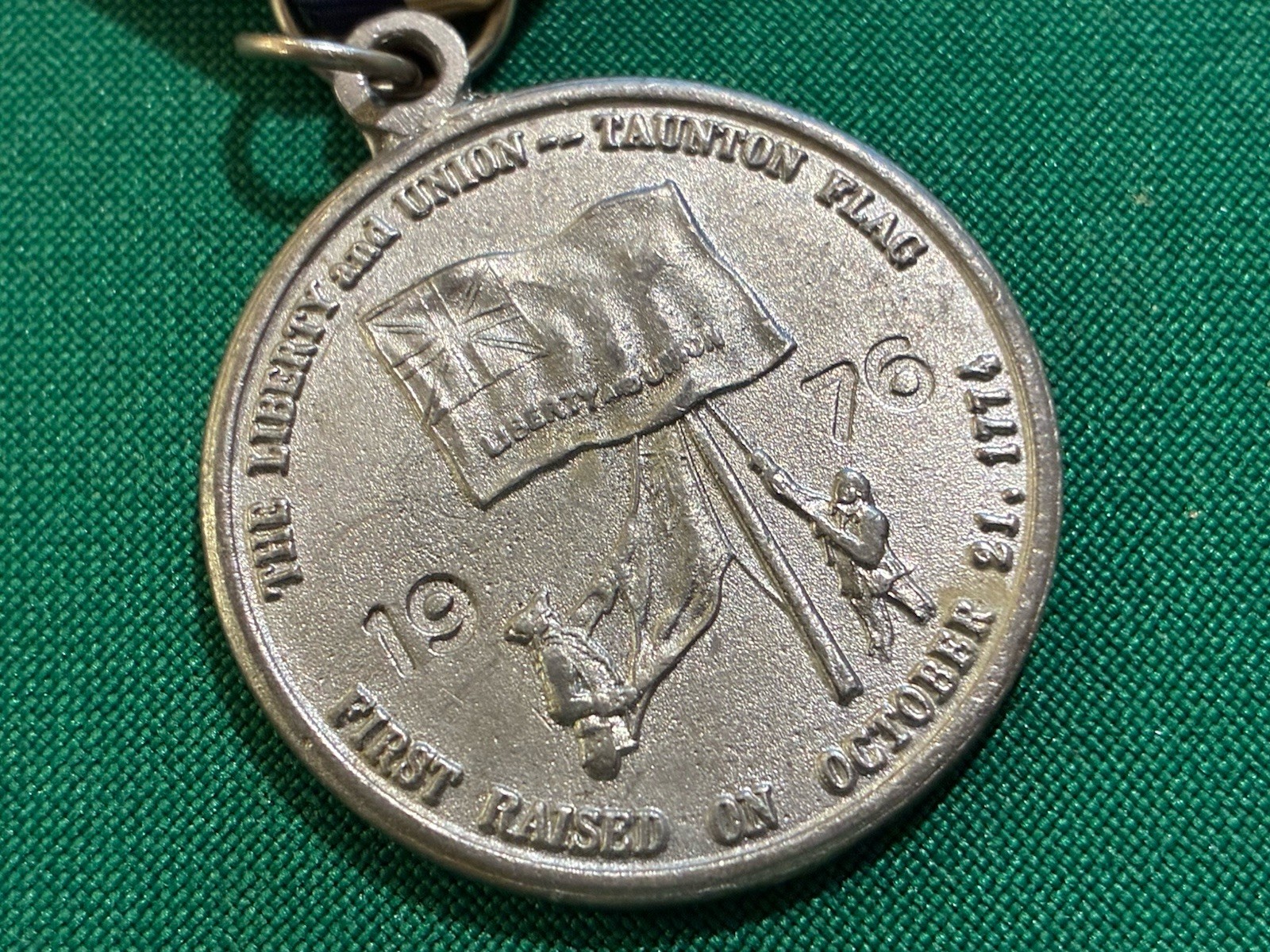 1976 BICENTENNIAL MEDAL TAUNTON MASSACHUSETTS -LIBERTY & UNION FLAG FIRST RAISED