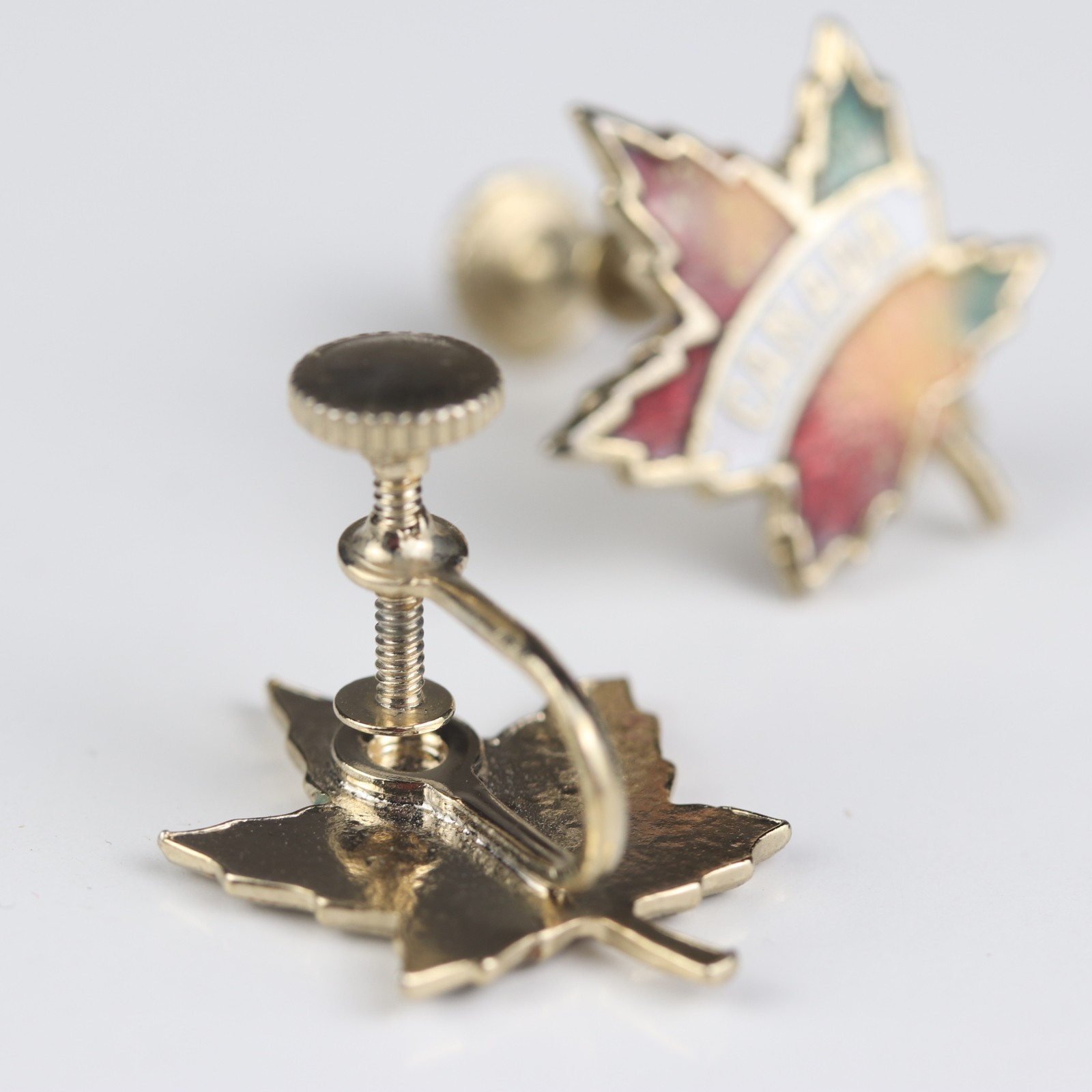 Vintage Canada Maple Leaf Enamel Screw‑Back Earrings Multicolor 19mm – 1 Pair