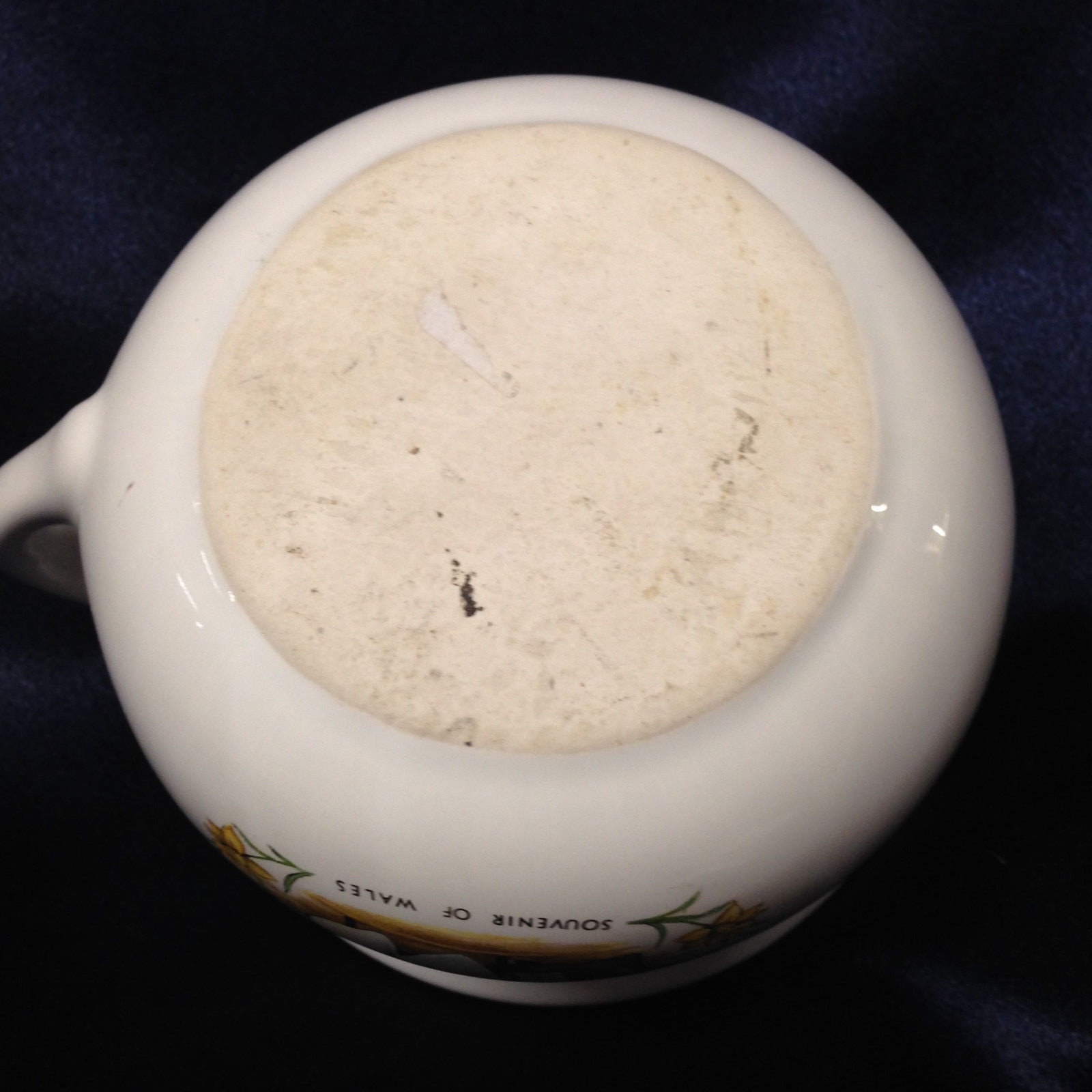SOUVENIR OF WALES MUG 16 OZ UNBRANDED ELDERLY COUPLE EATING AT TABLE GOLD TRIM