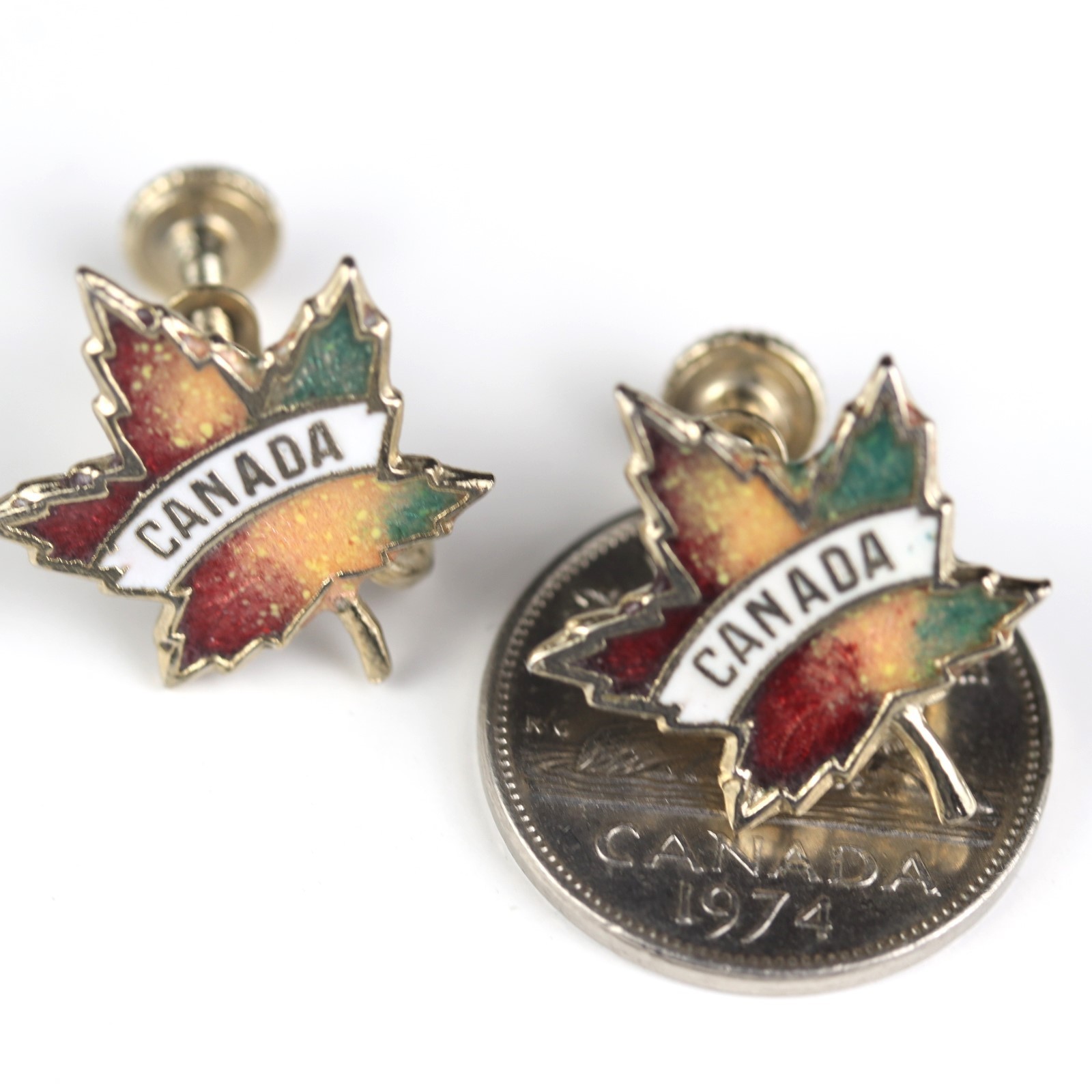 Vintage Canada Maple Leaf Enamel Screw‑Back Earrings Multicolor 19mm – 1 Pair