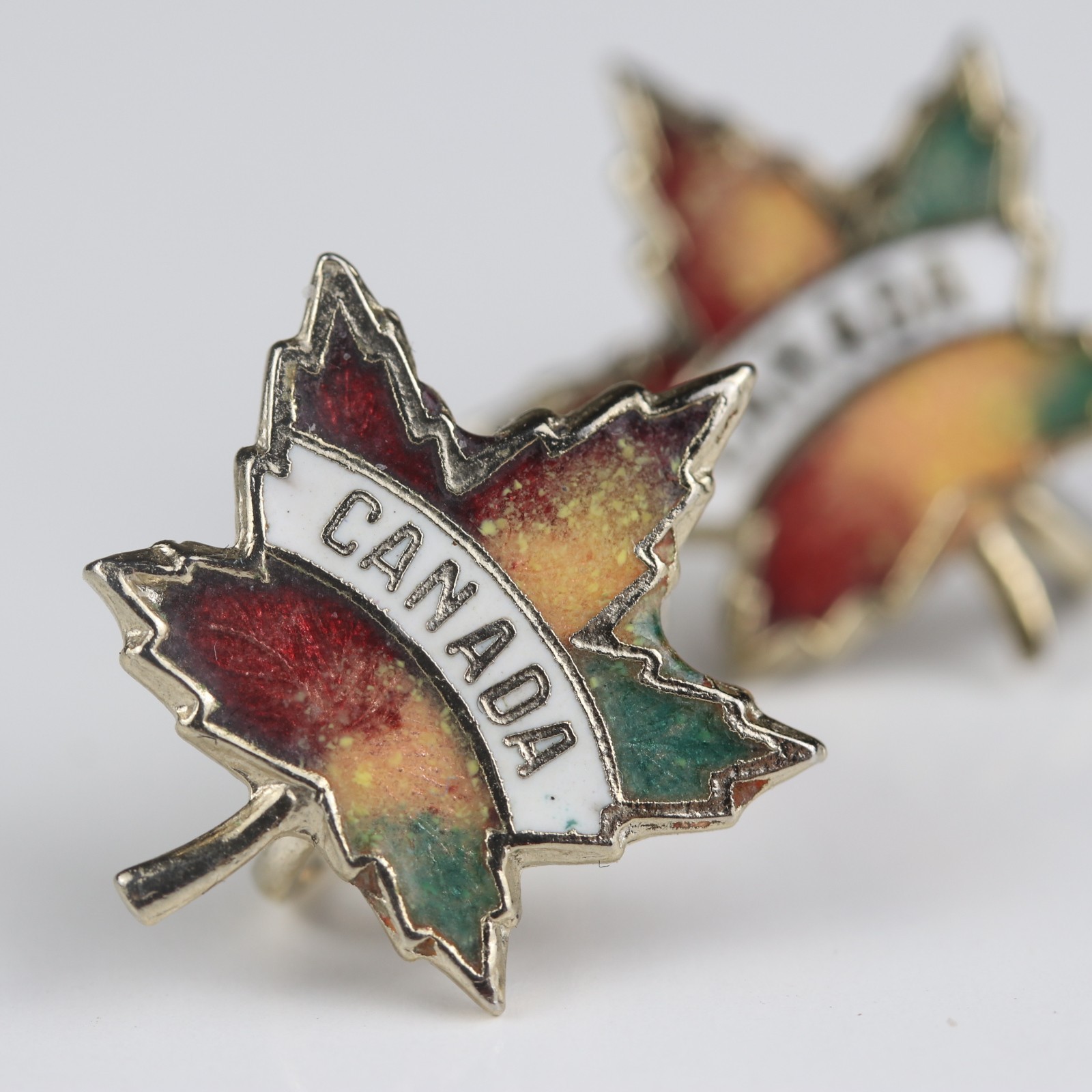 Vintage Canada Maple Leaf Enamel Screw‑Back Earrings Multicolor 19mm – 1 Pair