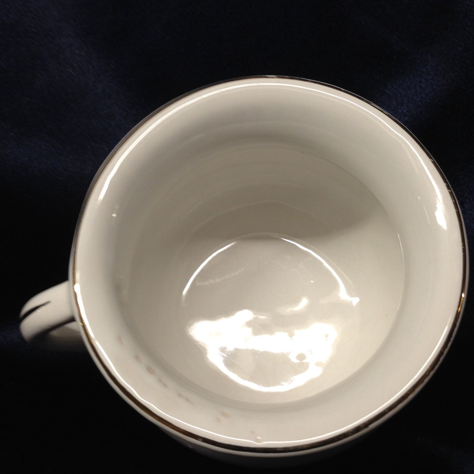 SOUVENIR OF WALES MUG 16 OZ UNBRANDED ELDERLY COUPLE EATING AT TABLE GOLD TRIM