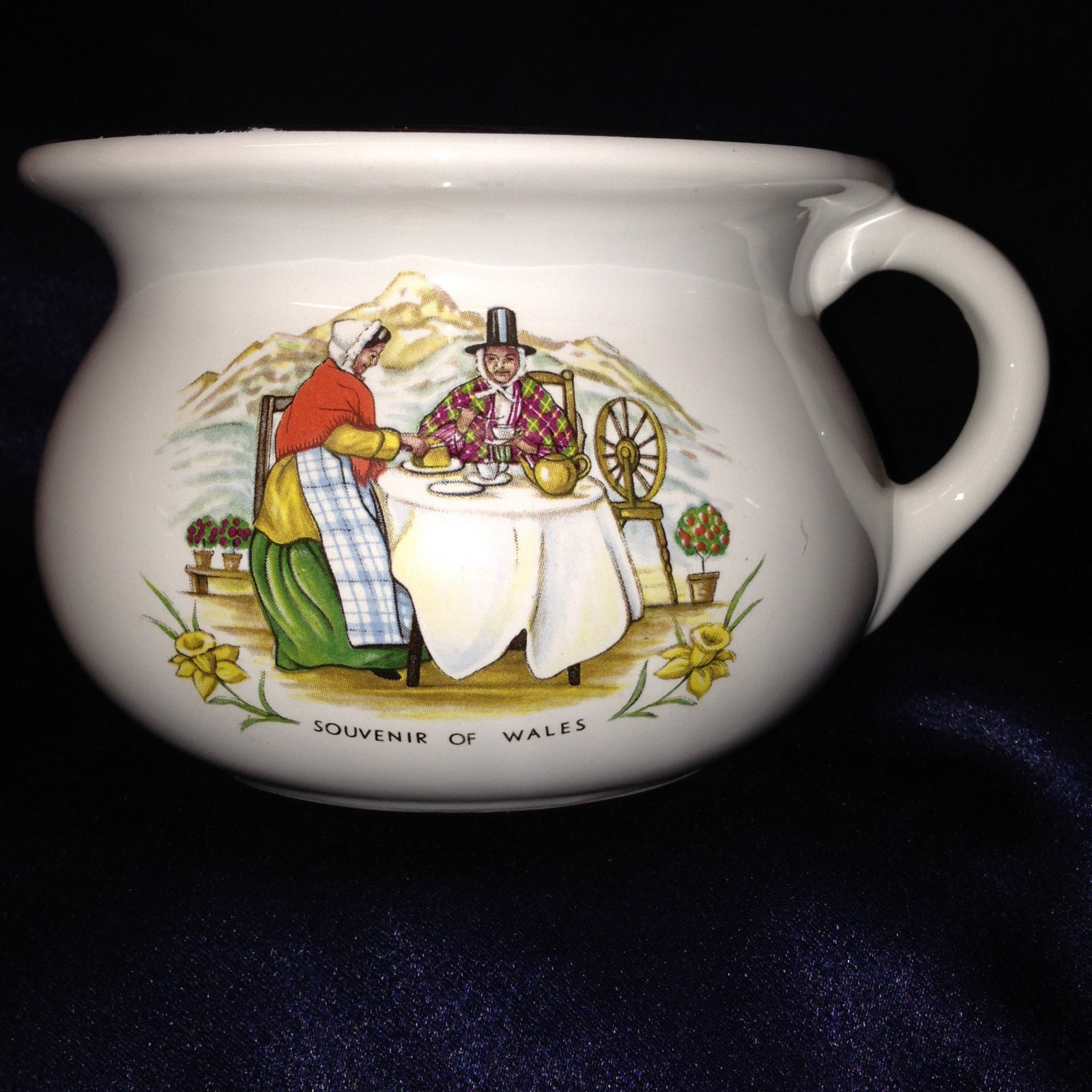 SOUVENIR OF WALES MUG 16 OZ UNBRANDED ELDERLY COUPLE EATING AT TABLE GOLD TRIM