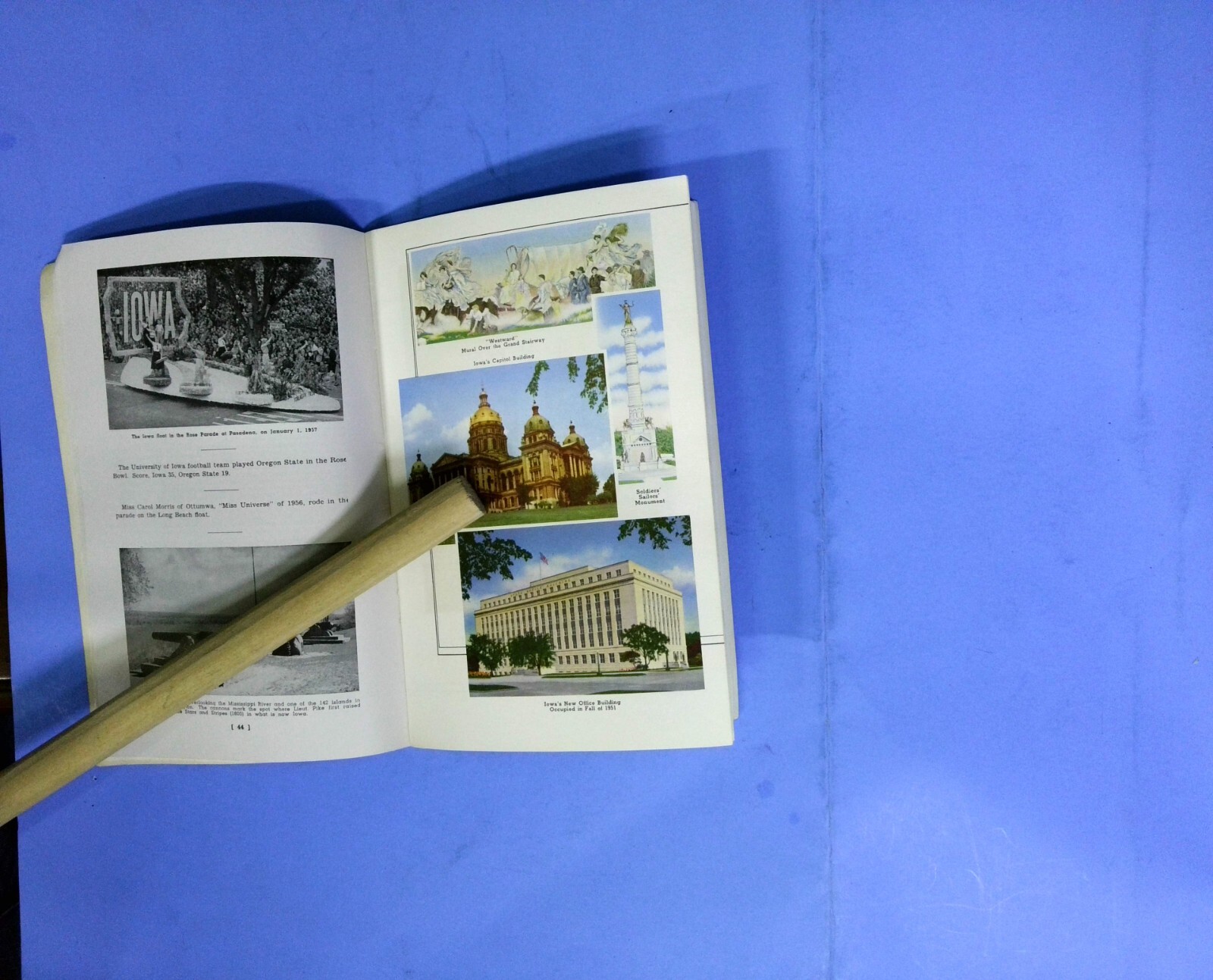 1959 Iowa Welcomes You Hawkeye State 96 color & B/W photos mini booklet book
