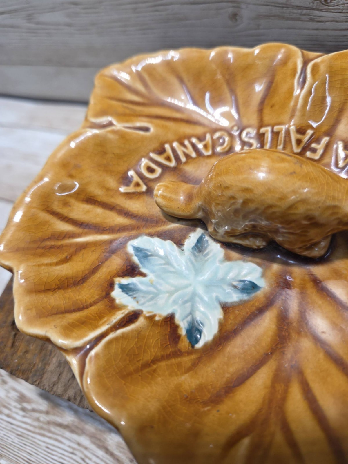 Vintage Niagra Falls Canada Leaf Shaped Trinket Ceramic Dish Beaver Japan
