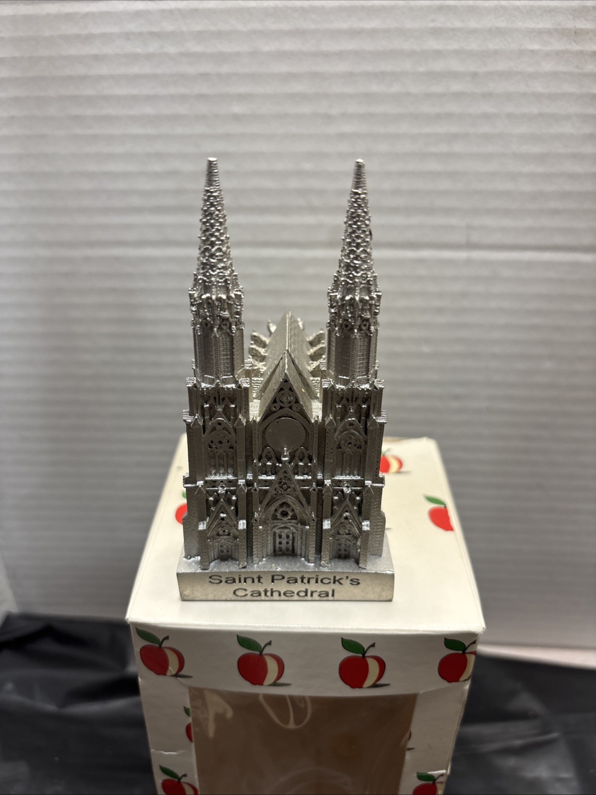 Vtg Colbar Art NY Saint Patrick’s Cathedral Souvenir Building Statue W/box