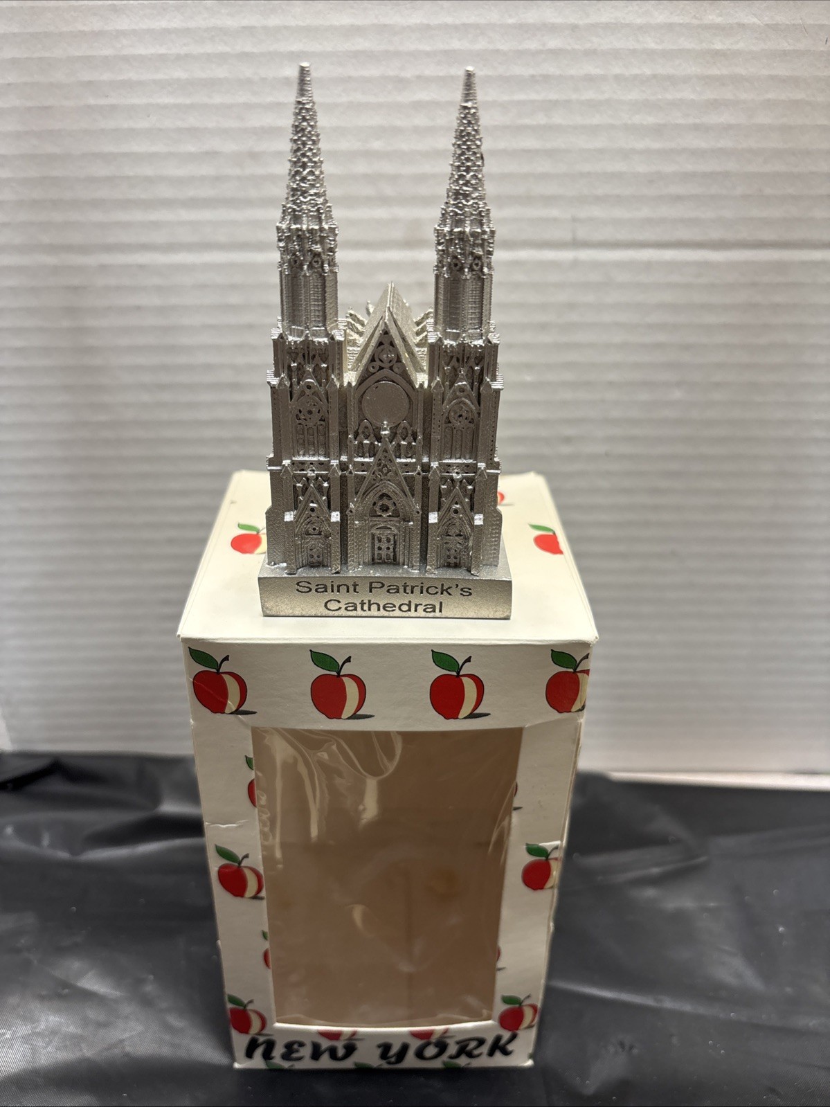 Vtg Colbar Art NY Saint Patrick’s Cathedral Souvenir Building Statue W/box