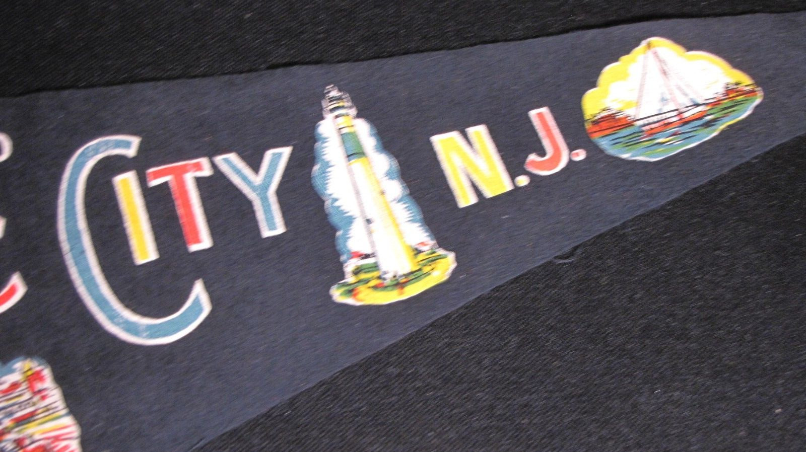 Atlantic City New Jersey vintage felt pennant w/Steel Pier, Beach, etc. 27″x 9″