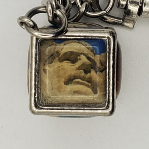 Mount Rushmore South Dakota Souvenir Metal Dice Keychain Keyring with Claw
