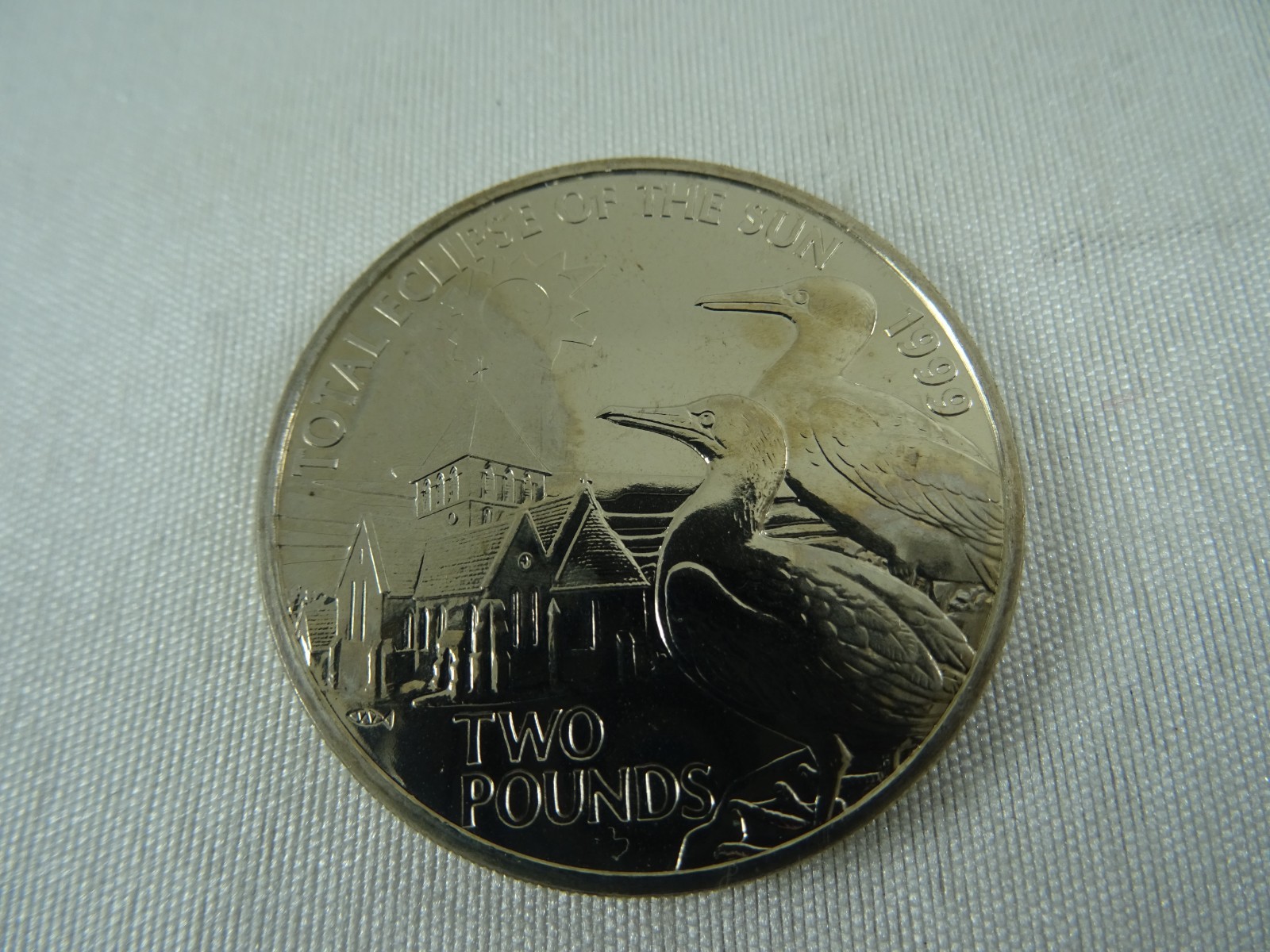 1999 UK Total Eclipse of the Sun Commemorative L2 Coin Silver uncirculated