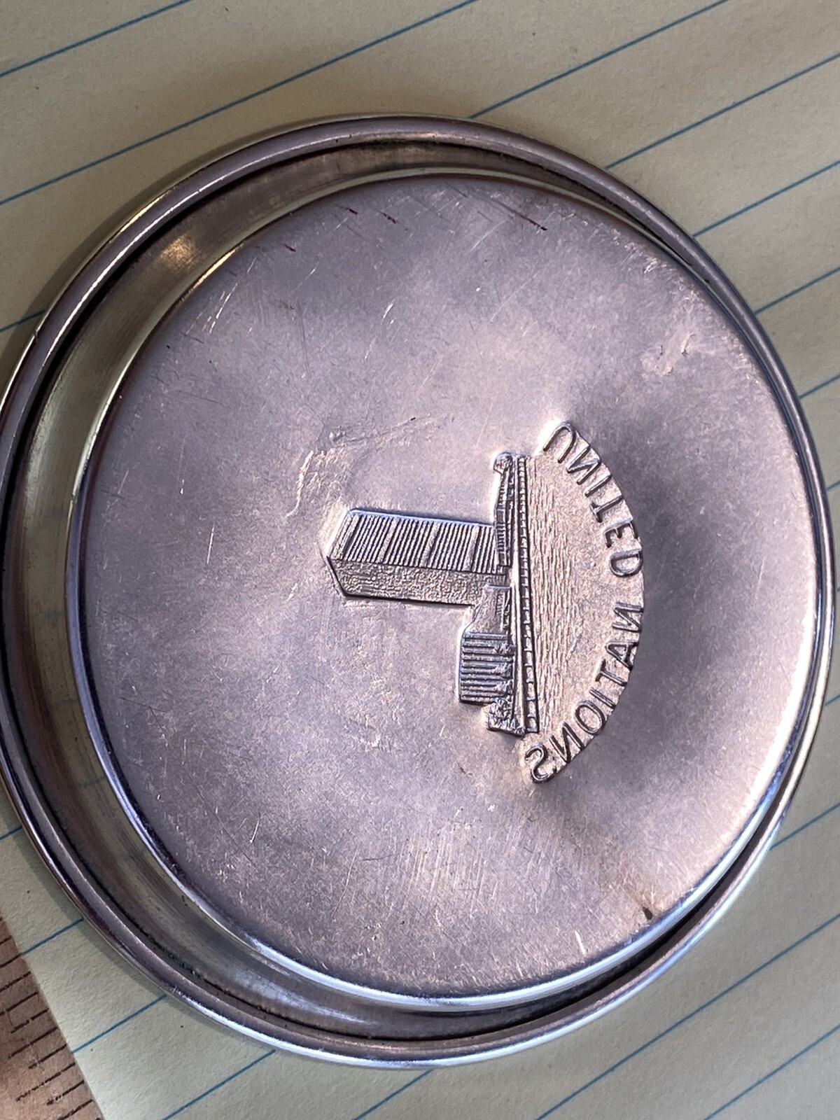 UNITED NATIONS – UN – COASTER TRAY MEDAL LOOK NEW YORK SOUUVENIR – AGE UNKNOWN