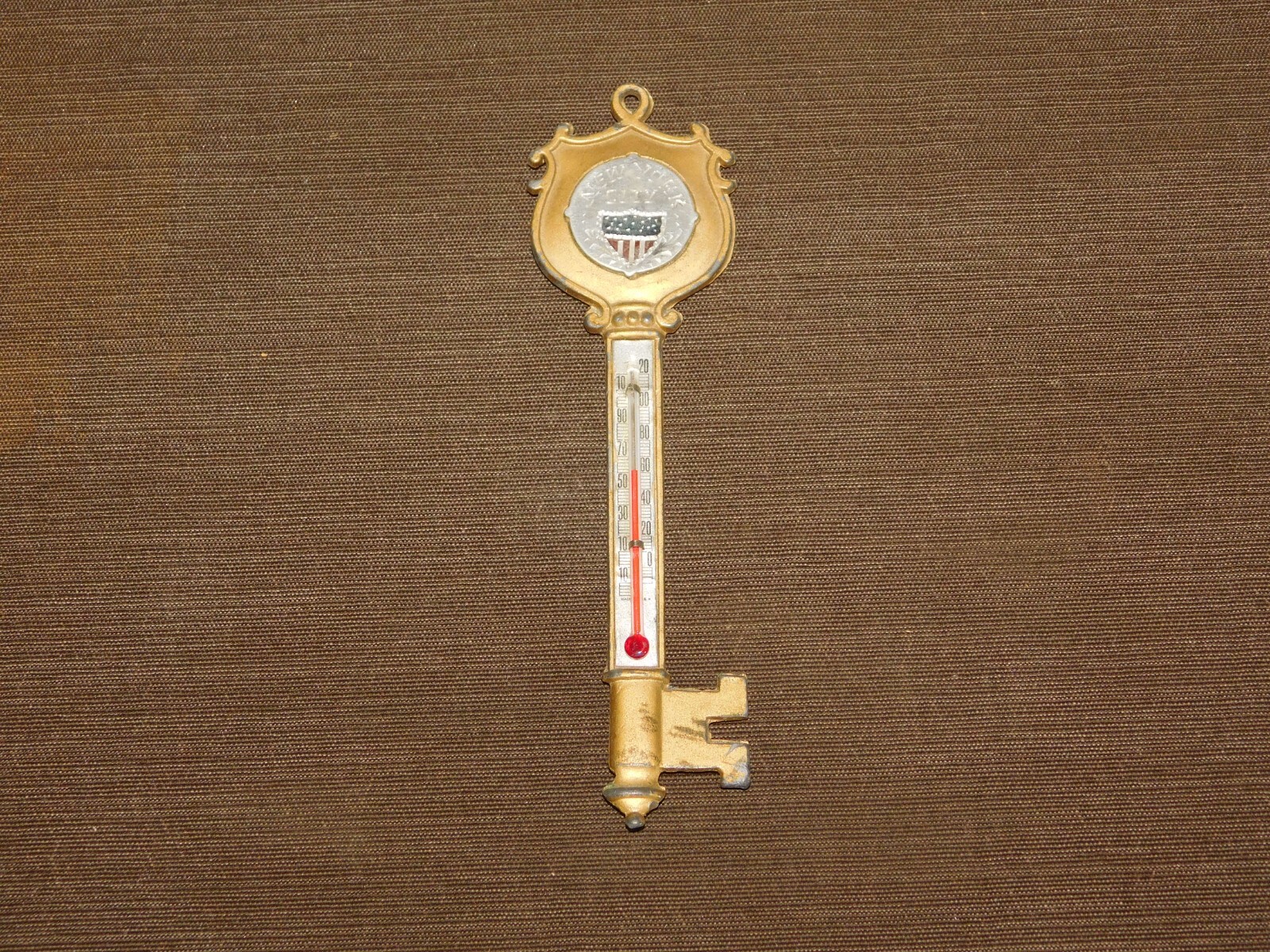 VINTAGE 6 1/2″ HIGH SOUVENIR KEY NEW YORK CITY METAL THERMOMETER