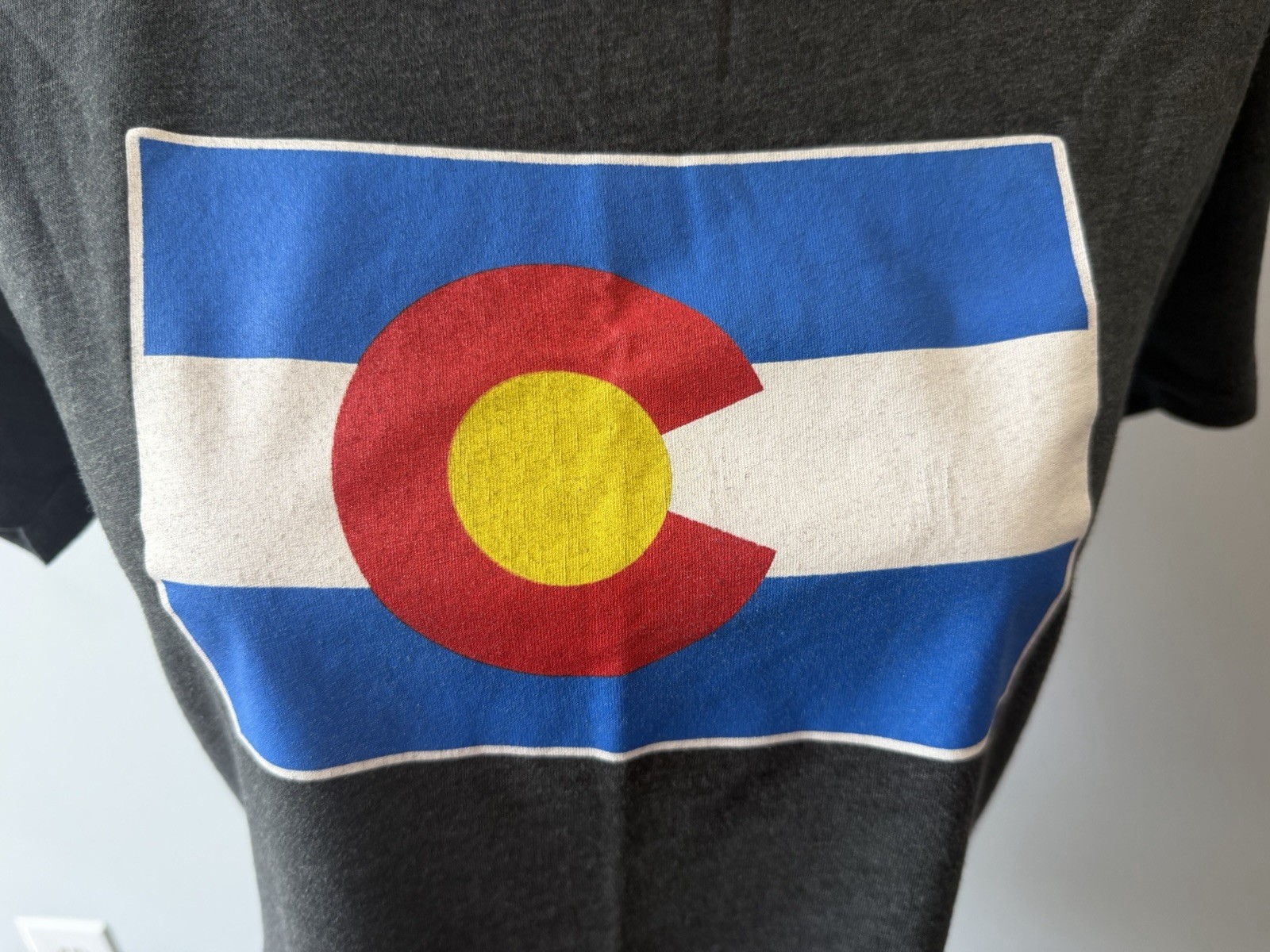 COLORADO Women’s Junior Fit Souvenir T-Shirt GRAY with Colorado Flag colors (XL)