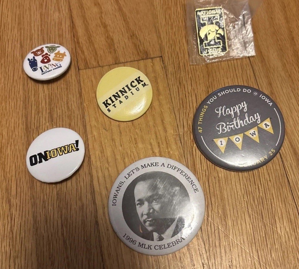 Lot UNIVERSITY OF IOWA HAWKEYES Kinnick BUTTON Pins History Farms MLK