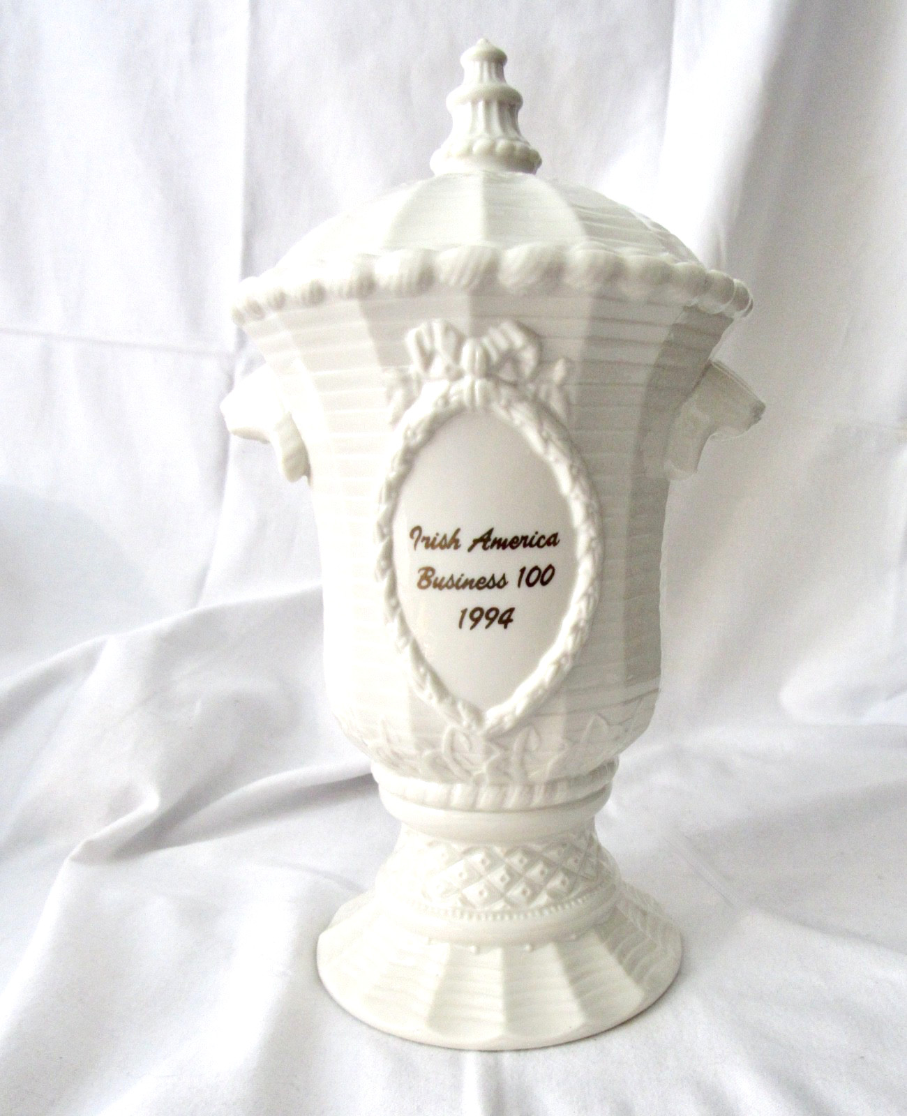 Belleek Ireland 1994 Irish America Business 100 Lidded Urn Trophy 12″ Pristine