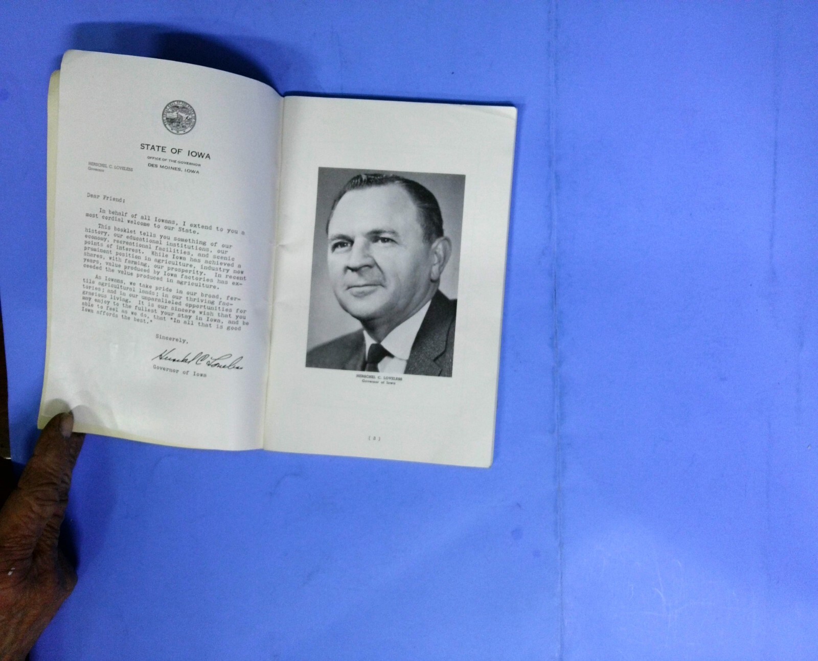 1959 Iowa Welcomes You Hawkeye State 96 color & B/W photos mini booklet book