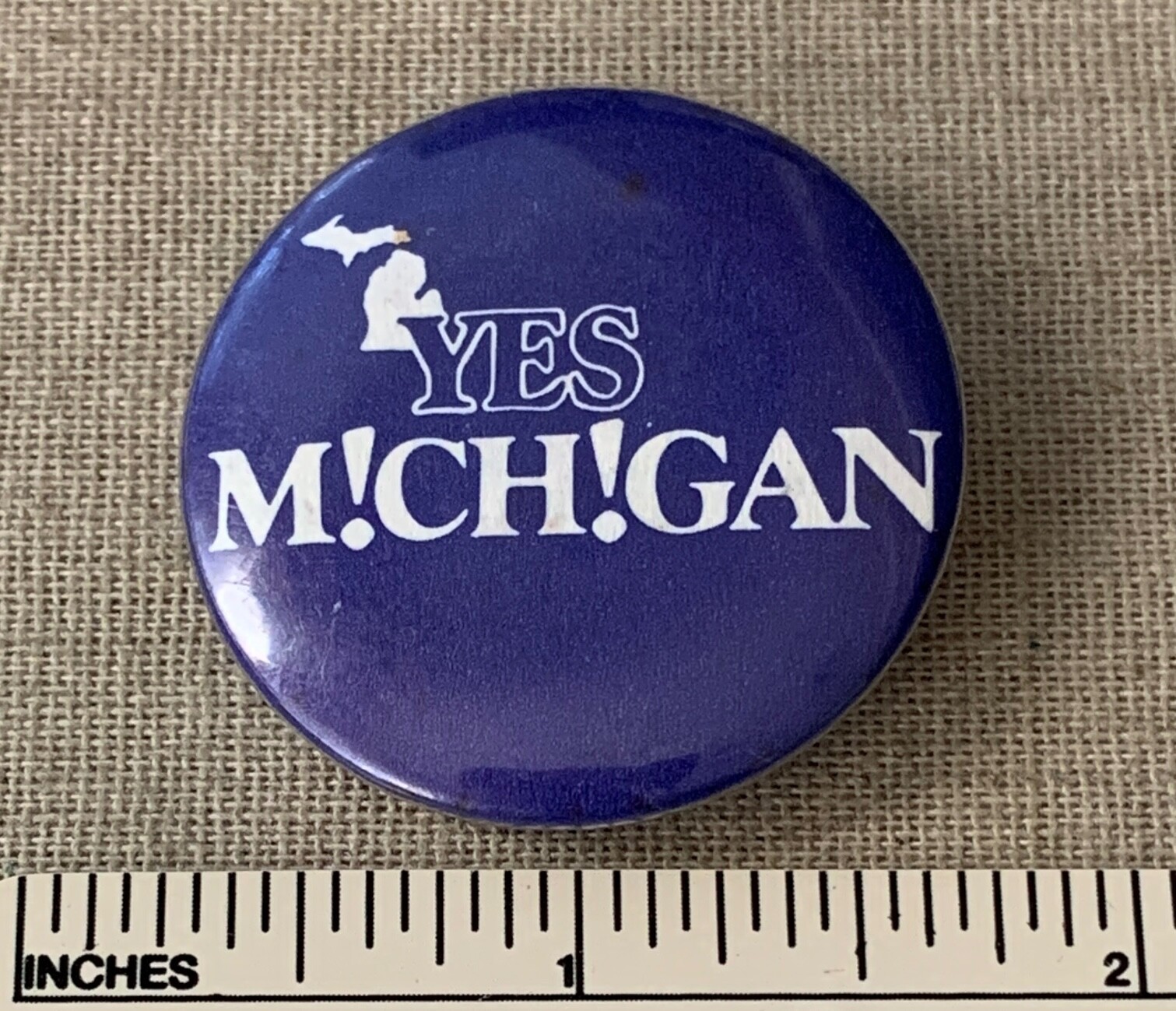 Vintage YES MICHIGAN Travel Campaign Souvenir PINBACK BUTTON State Advertising