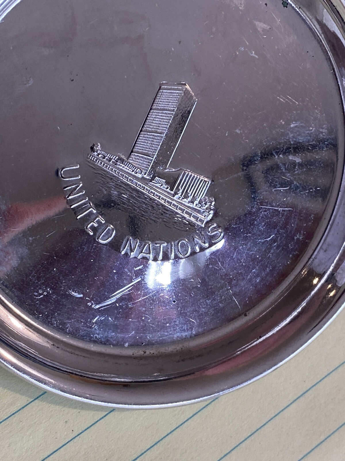UNITED NATIONS – UN – COASTER TRAY MEDAL LOOK NEW YORK SOUUVENIR – AGE UNKNOWN